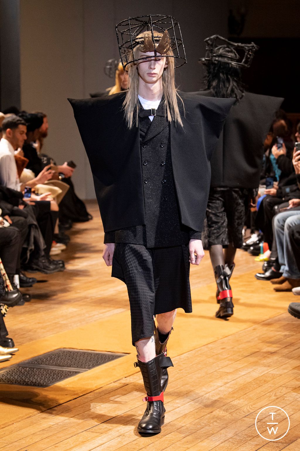 Fashion Week Paris Fall/Winter 2023 look 2 from the Comme des Garçons Homme Plus collection 男装
