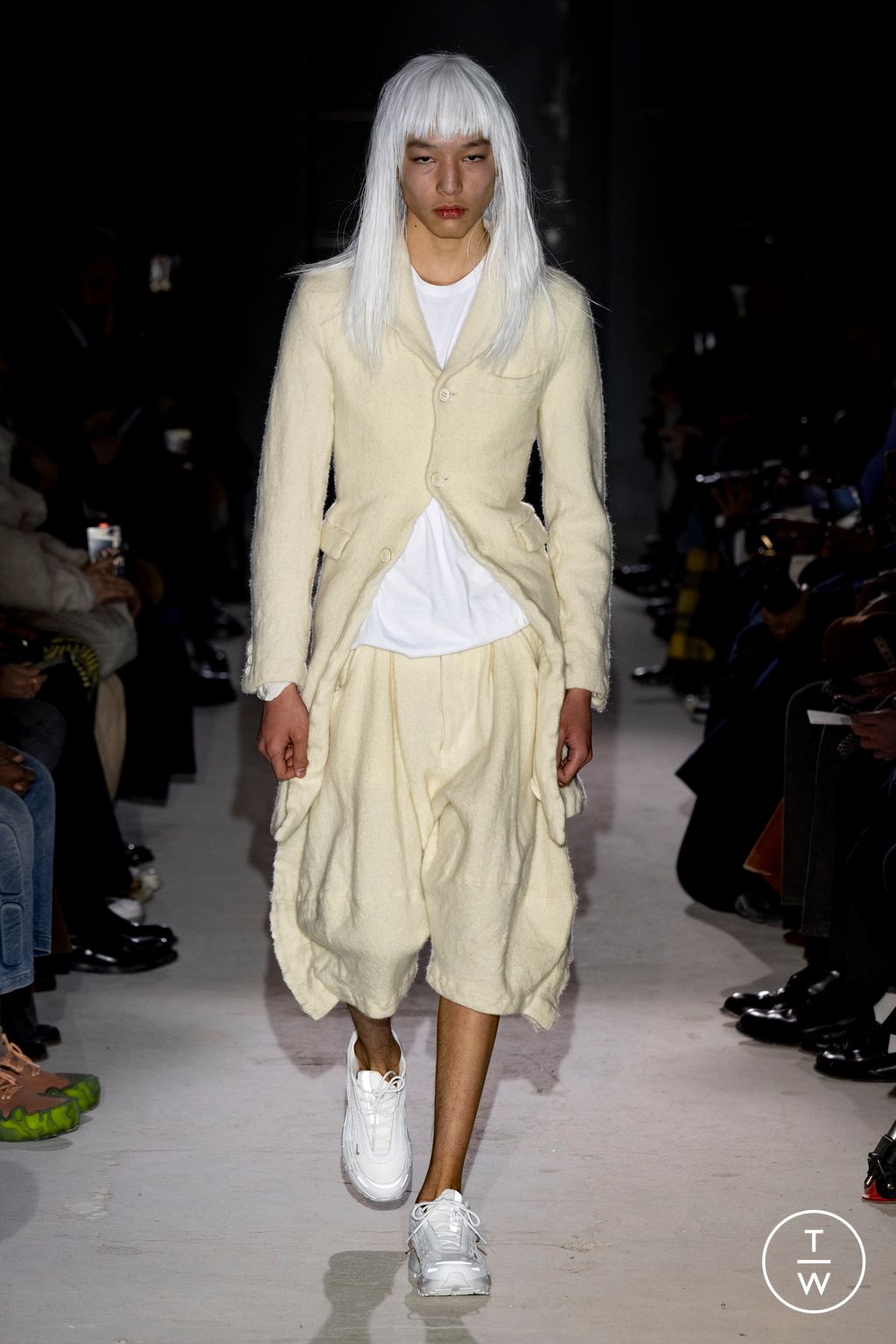 Fashion Week Paris Fall/Winter 2024 look 1 de la collection Comme des Garçons Homme Plus menswear