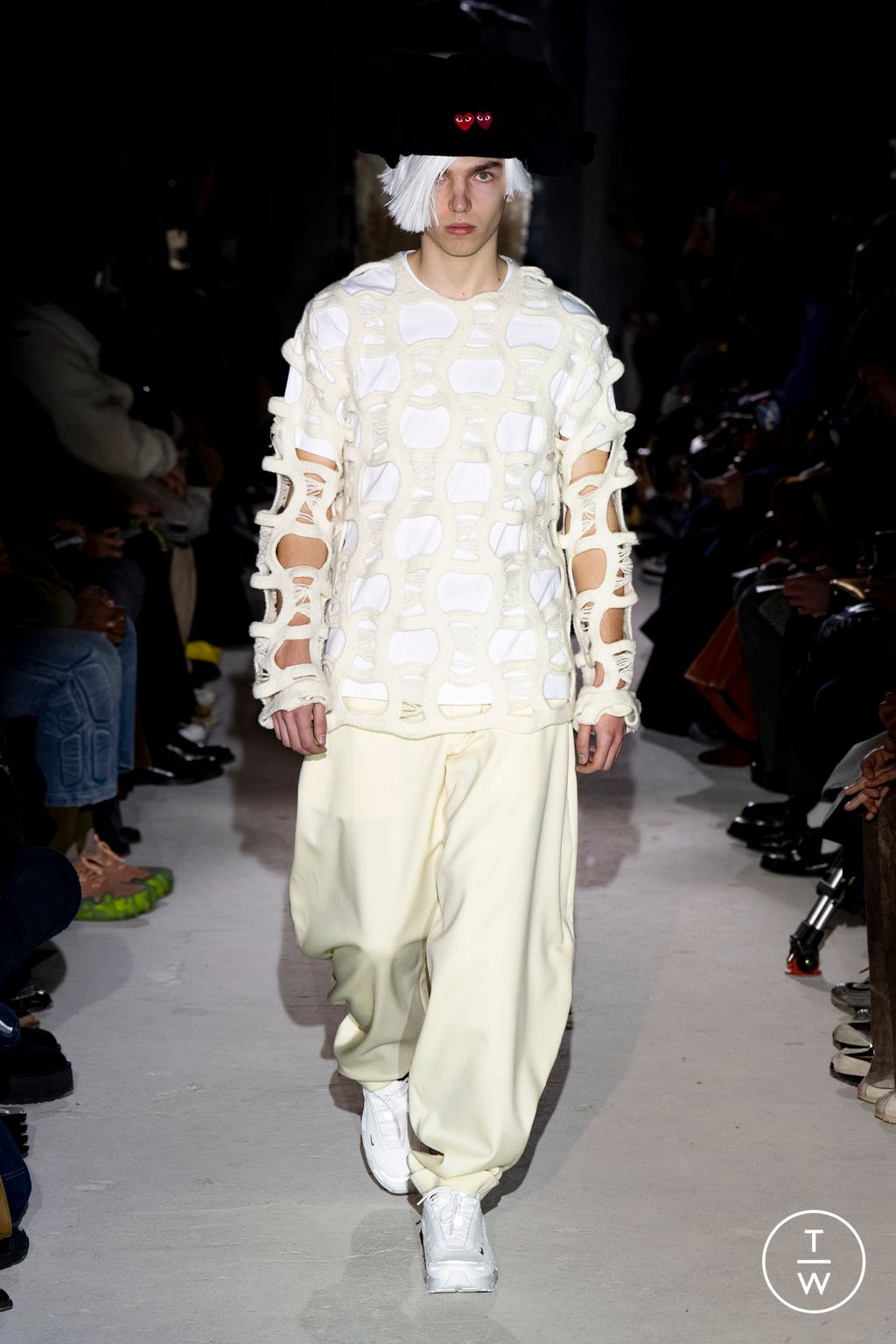 Fashion Week Paris Fall/Winter 2024 look 17 from the Comme des Garçons Homme Plus collection menswear