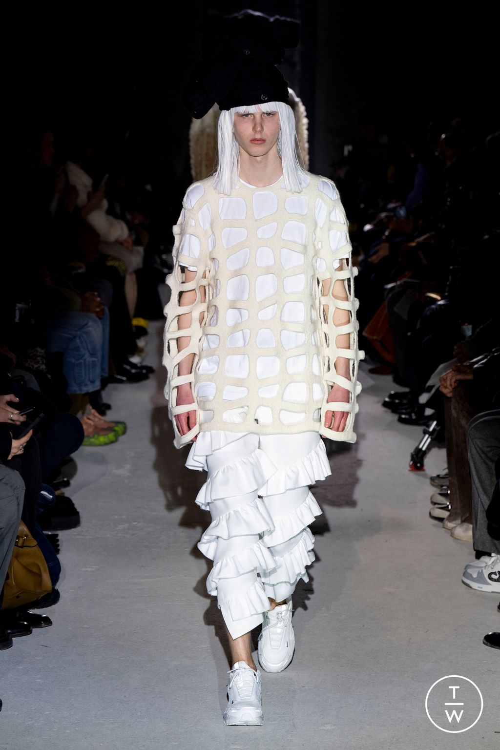Fashion Week Paris Fall/Winter 2024 look 19 from the Comme des Garçons Homme Plus collection menswear