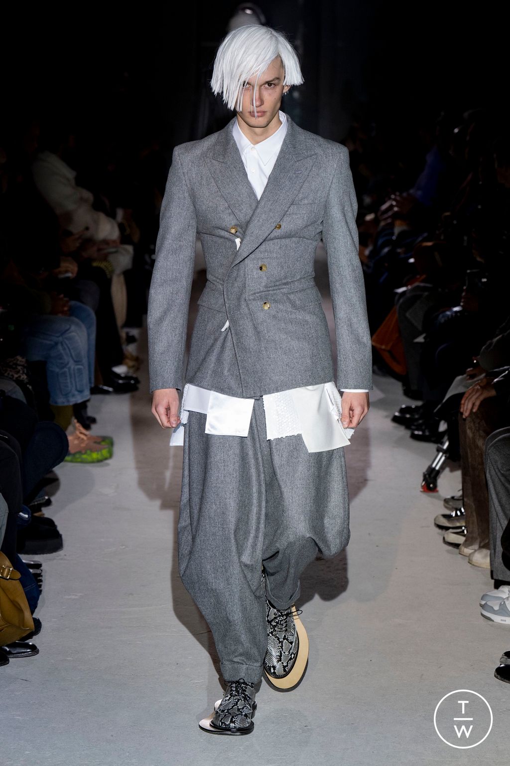 Fashion Week Paris Fall/Winter 2024 look 32 from the Comme des Garçons Homme Plus collection 男装