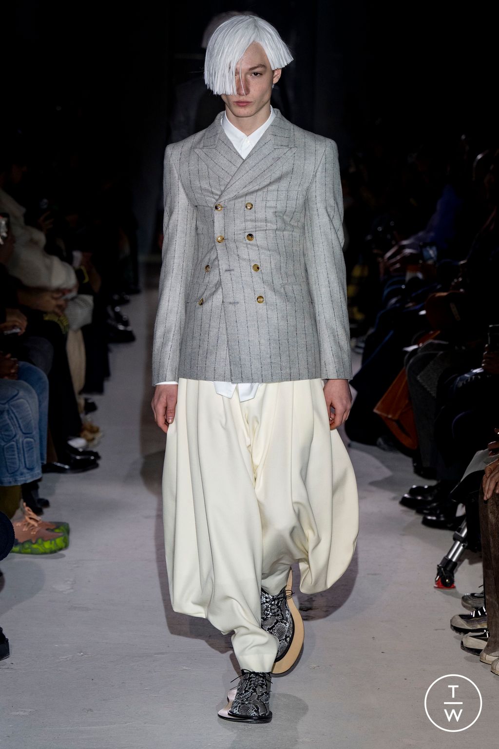 Fashion Week Paris Fall/Winter 2024 look 33 from the Comme des Garçons Homme Plus collection 男装