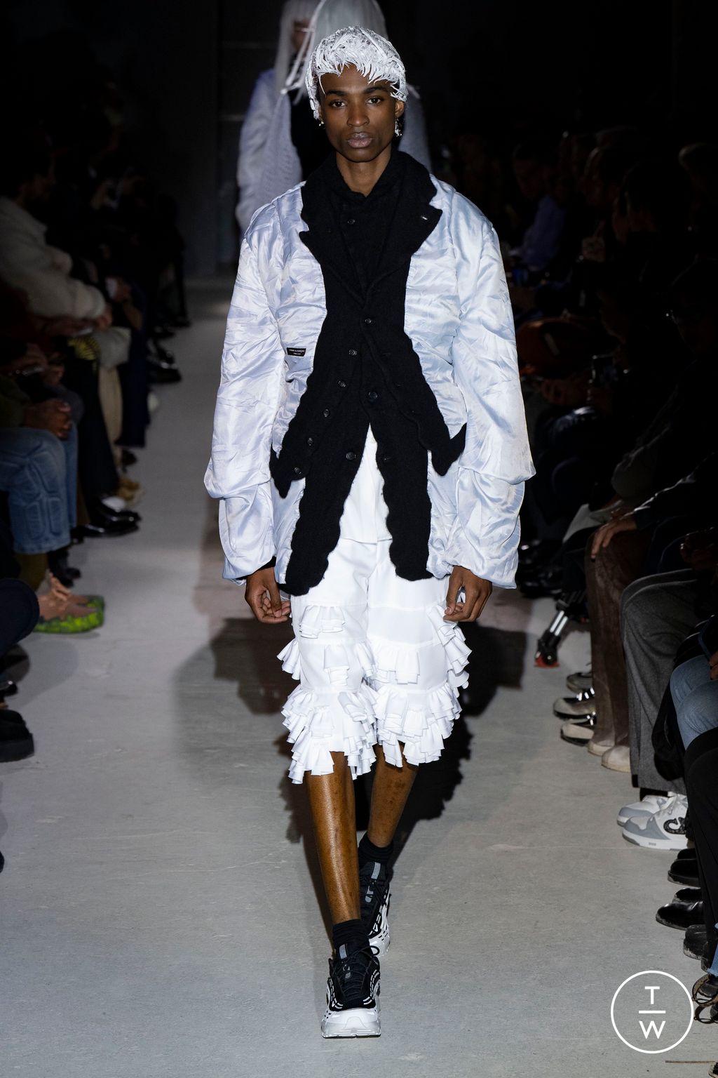 Fashion Week Paris Fall/Winter 2024 look 39 de la collection Comme des Garçons Homme Plus menswear