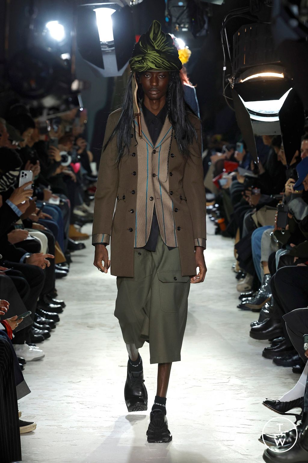 Fashion Week Paris Fall/Winter 2025 look 10 de la collection Comme des Garçons Homme Plus menswear