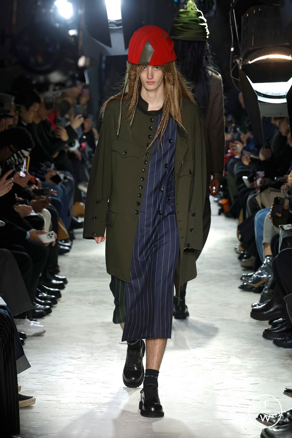 Fashion Week Paris Fall/Winter 2025 look 11 de la collection Comme des Garçons Homme Plus menswear