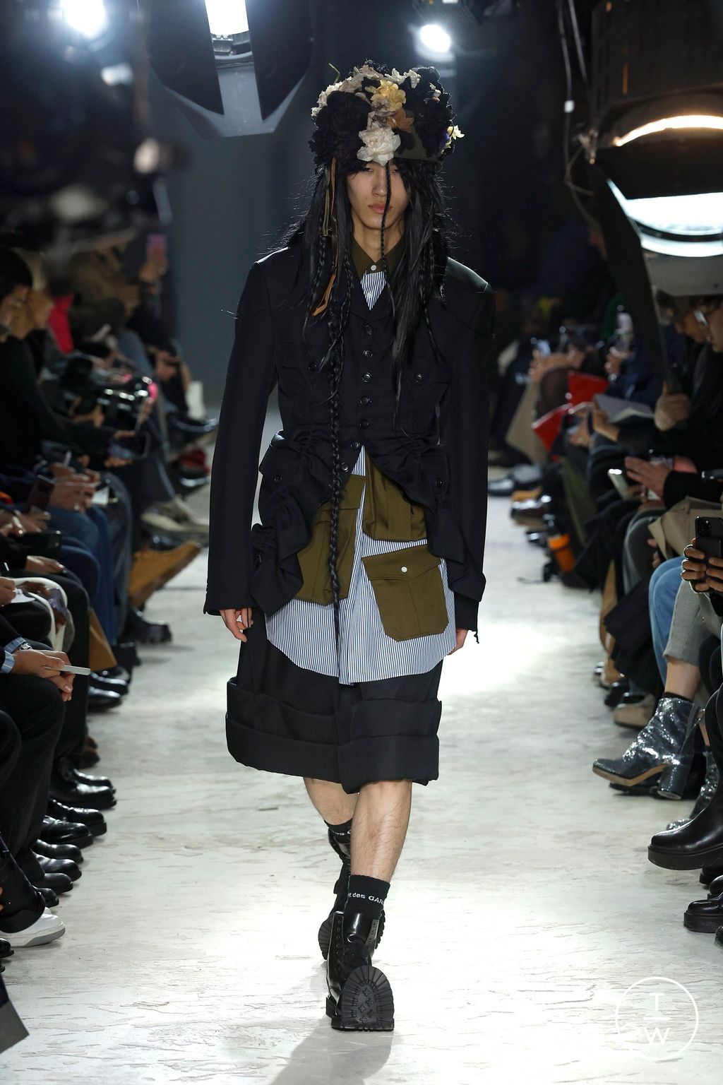 Fashion Week Paris Fall/Winter 2025 look 15 de la collection Comme des Garçons Homme Plus menswear