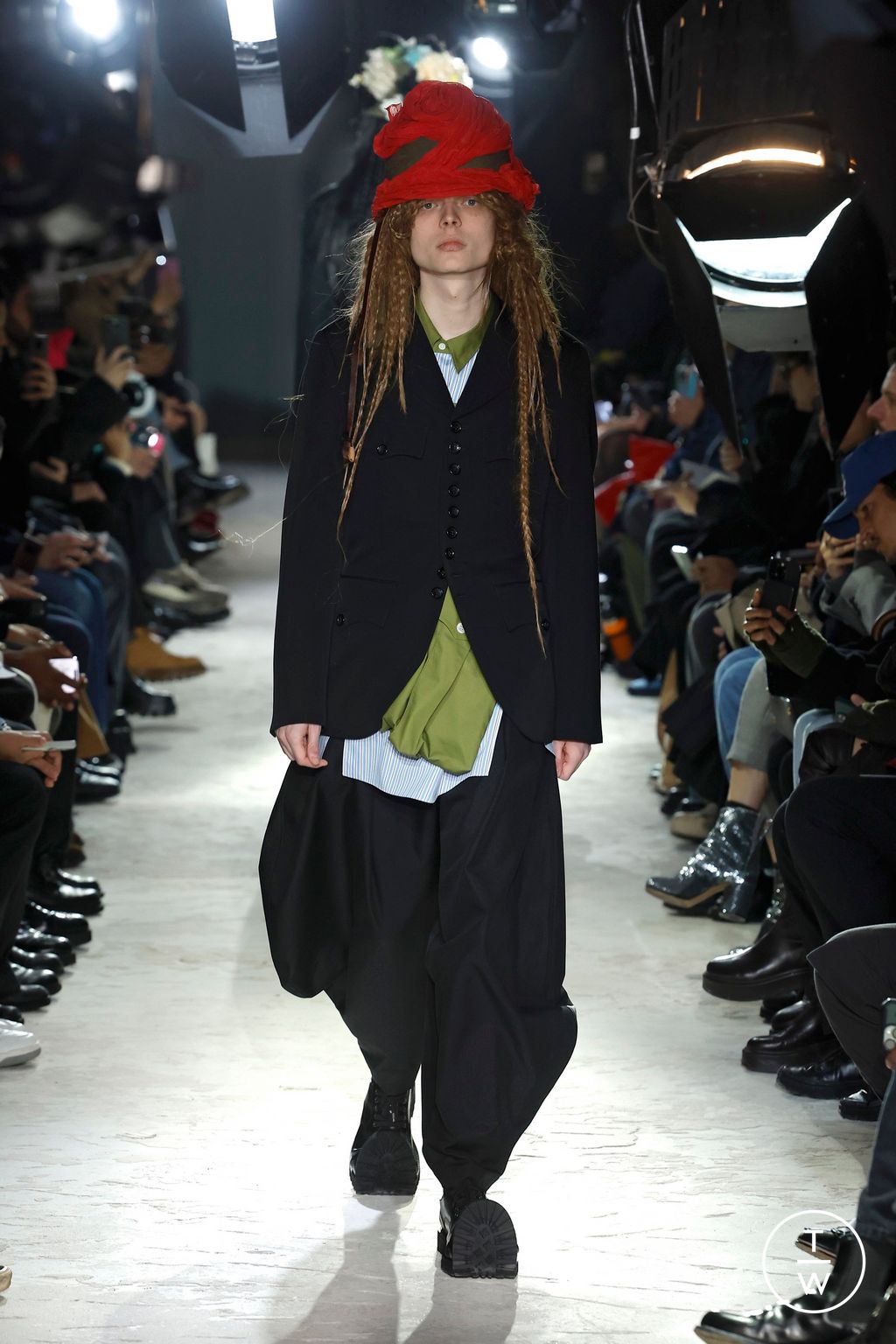 Fashion Week Paris Fall/Winter 2025 look 16 de la collection Comme des Garçons Homme Plus menswear