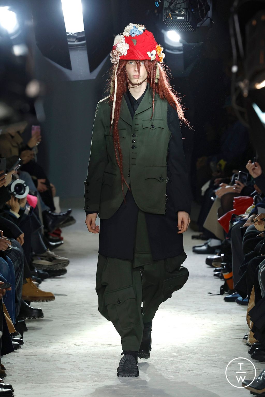 Fashion Week Paris Fall/Winter 2025 look 20 de la collection Comme des Garçons Homme Plus menswear