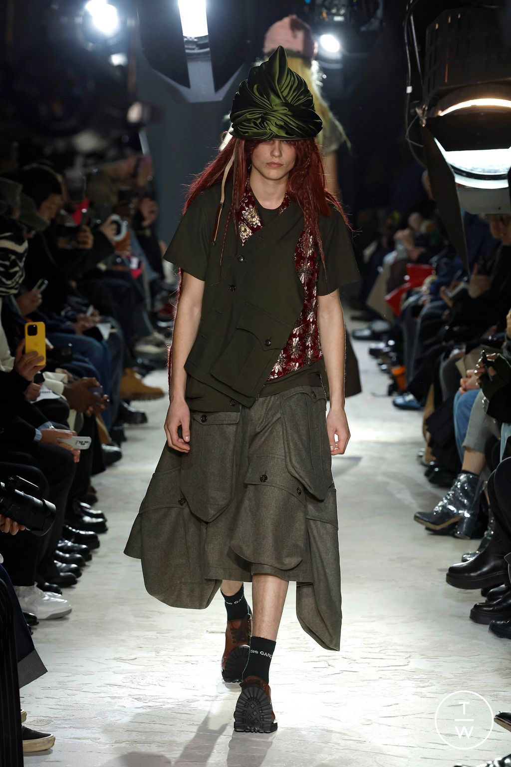 Fashion Week Paris Fall/Winter 2025 look 22 de la collection Comme des Garçons Homme Plus menswear