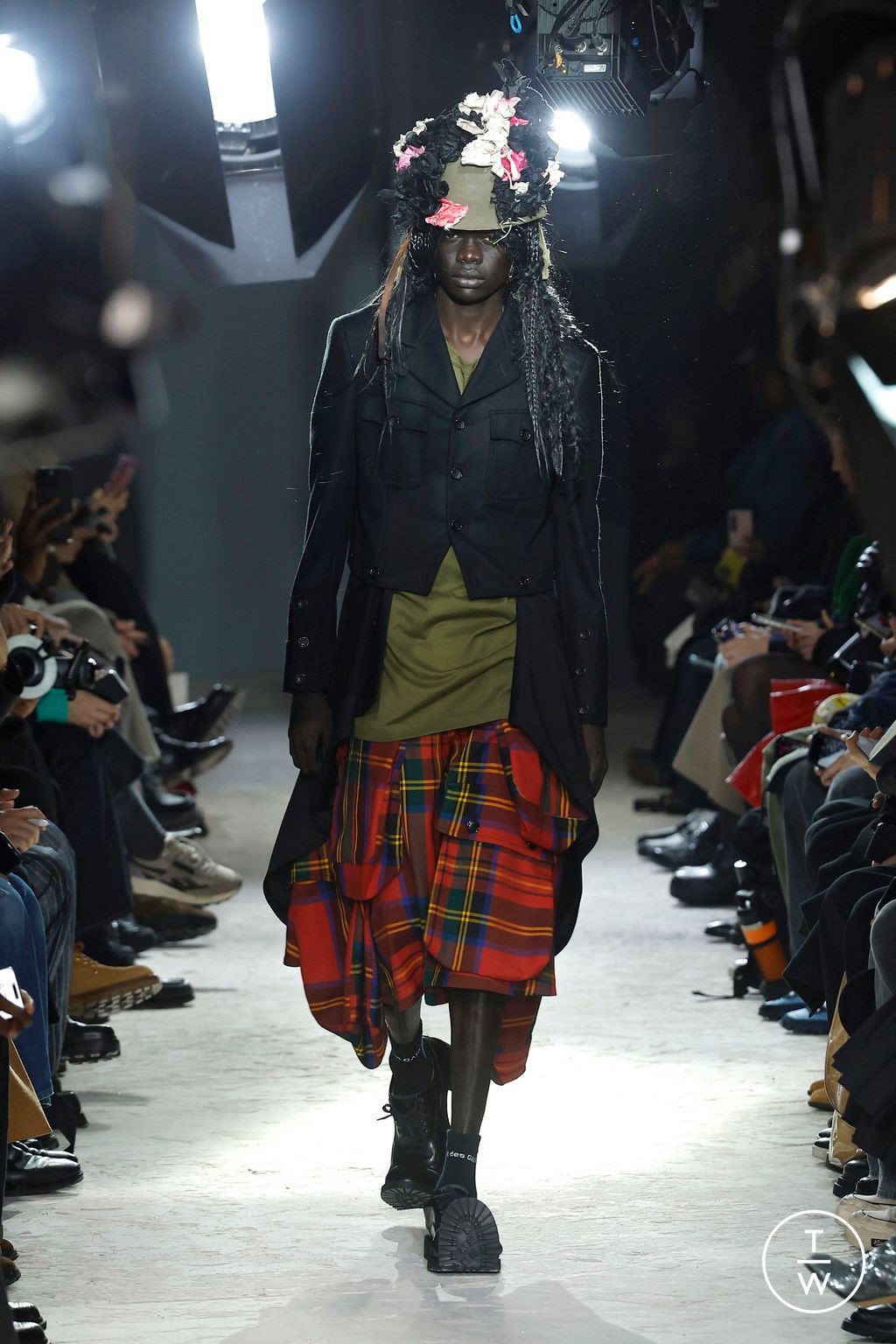 Fashion Week Paris Fall/Winter 2025 look 27 from the Comme des Garçons Homme Plus collection menswear