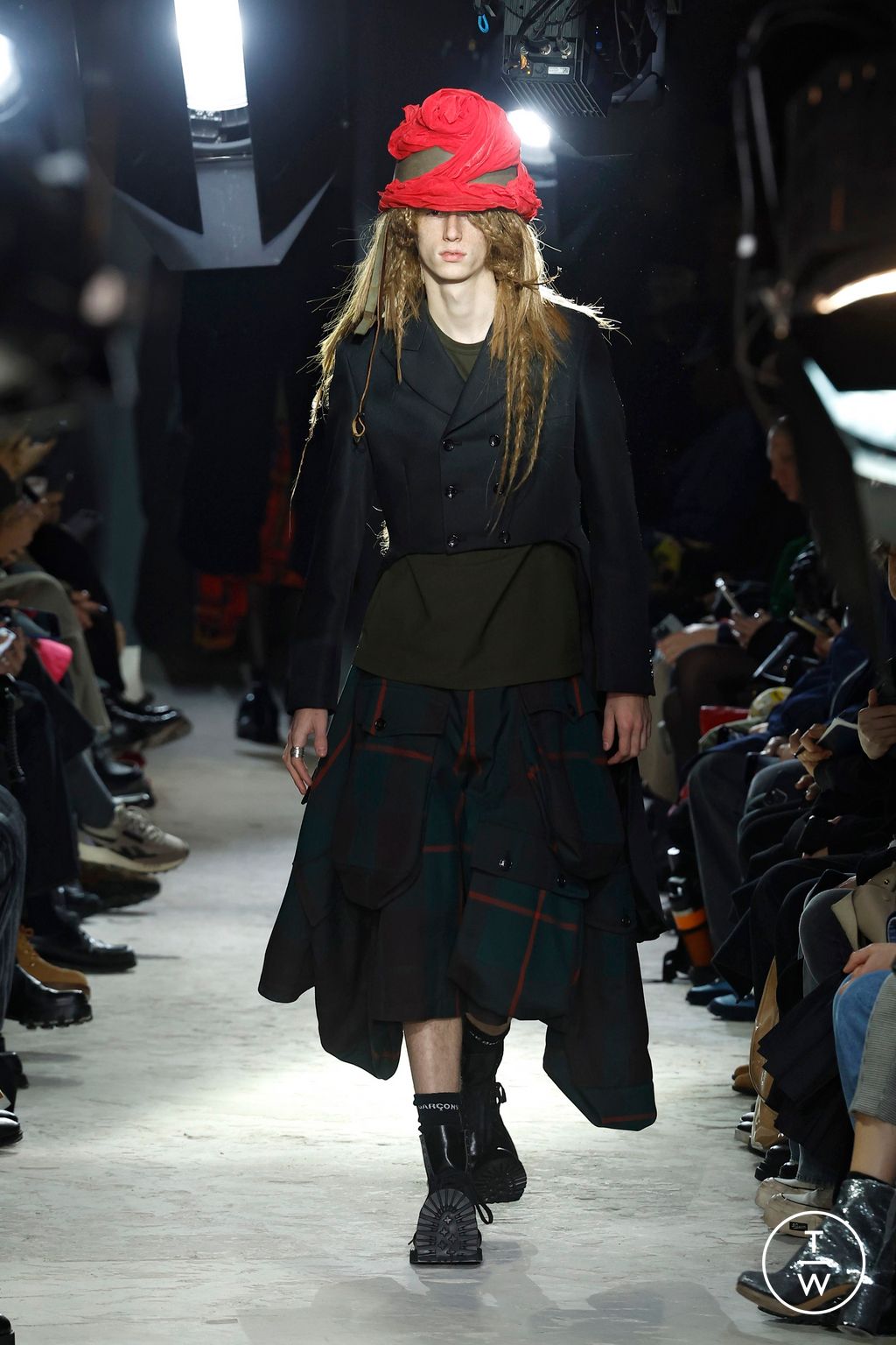 Fashion Week Paris Fall/Winter 2025 look 28 de la collection Comme des Garçons Homme Plus menswear