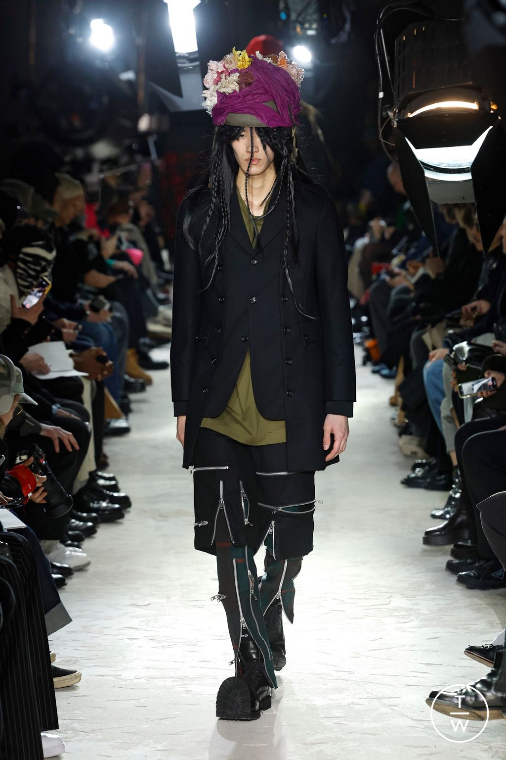 Fashion Week Paris Fall/Winter 2025 look 29 de la collection Comme des Garçons Homme Plus menswear