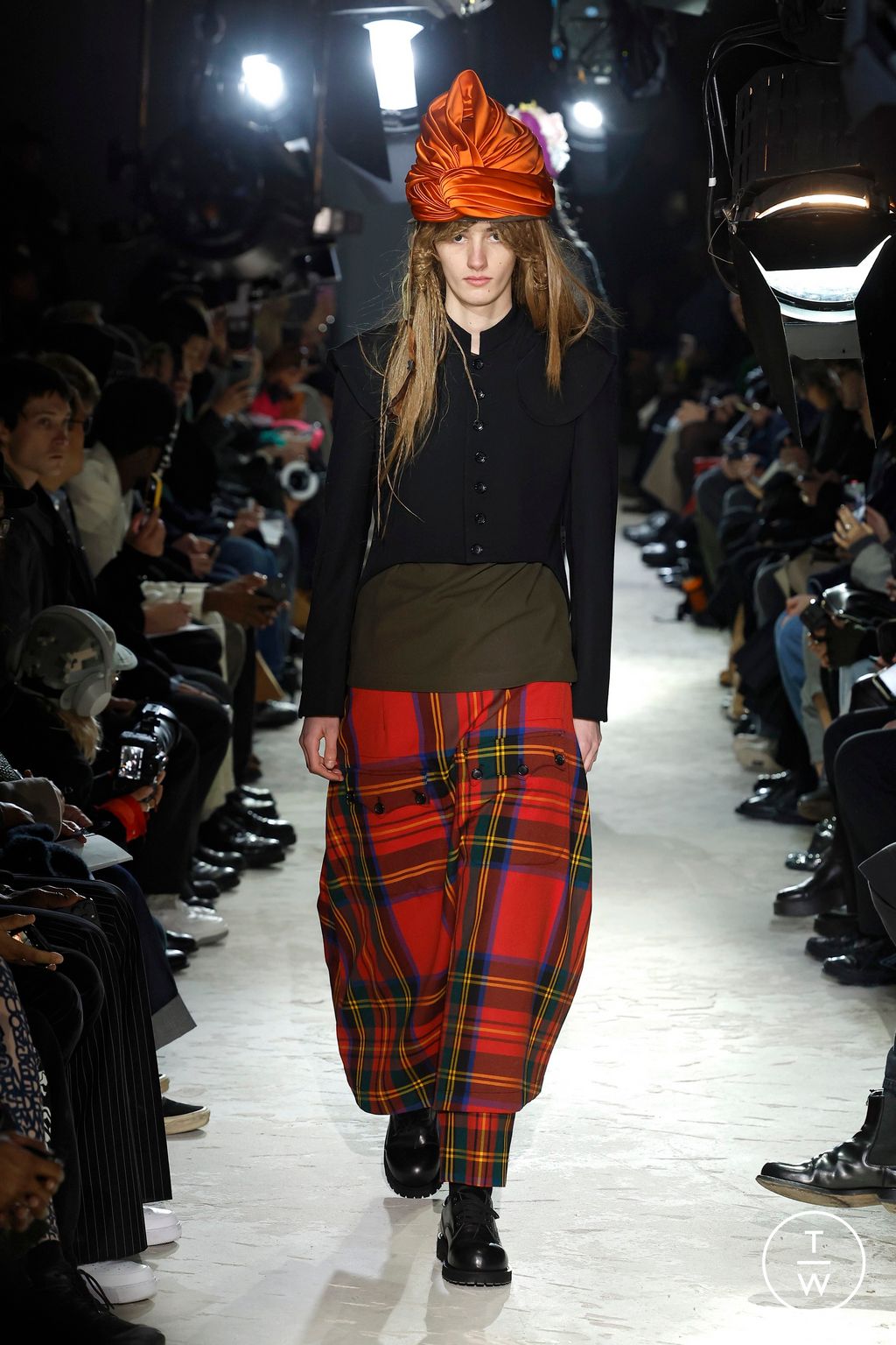 Fashion Week Paris Fall/Winter 2025 look 30 de la collection Comme des Garçons Homme Plus menswear