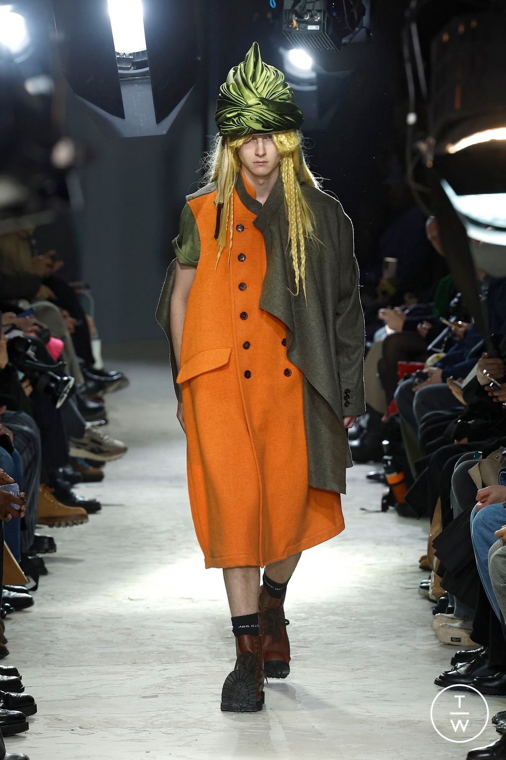 Fashion Week Paris Fall/Winter 2025 look 34 from the Comme des Garçons Homme Plus collection menswear