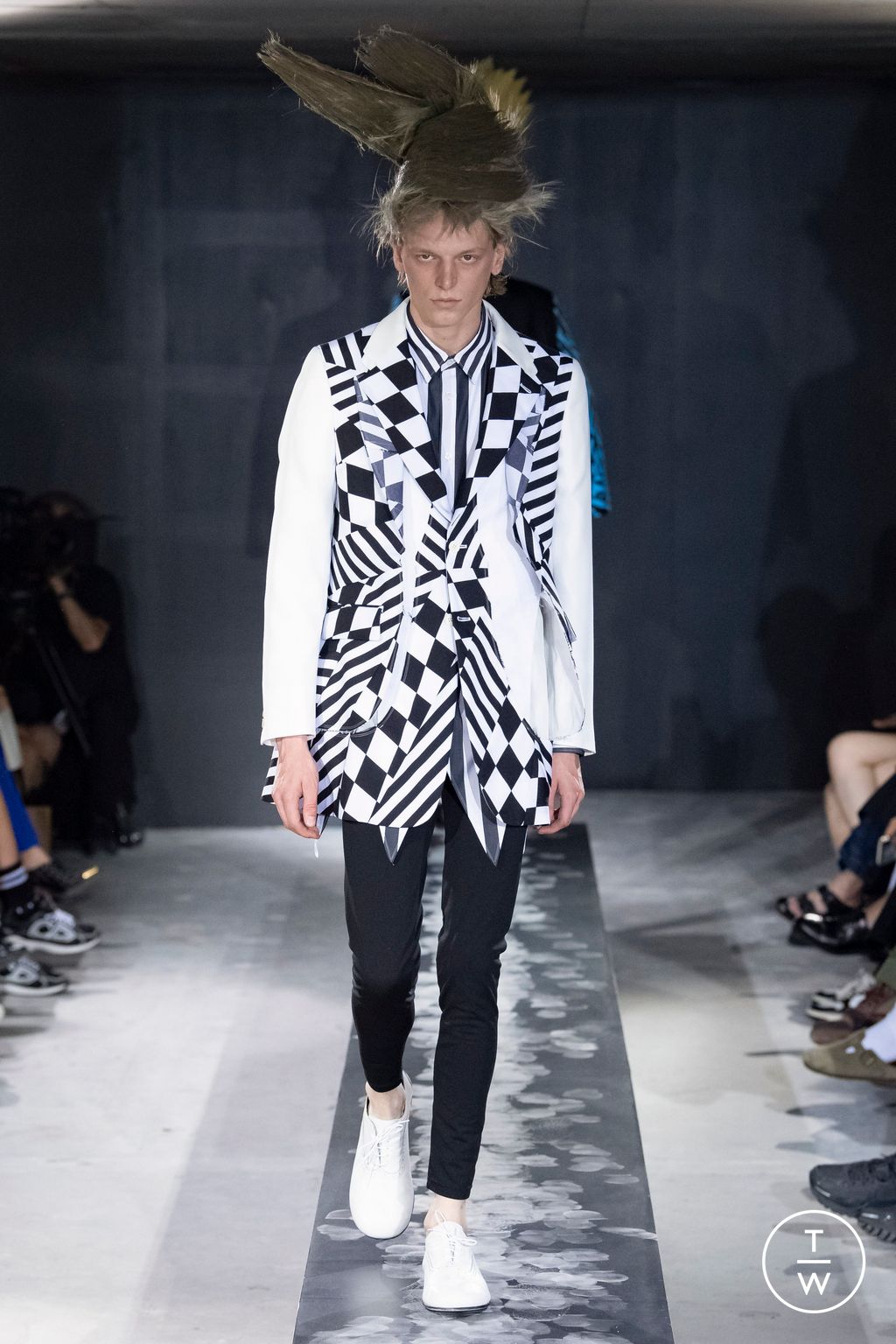 Fashion Week Paris Spring/Summer 2023 look 29 from the Comme des Garçons Homme Plus collection 男装