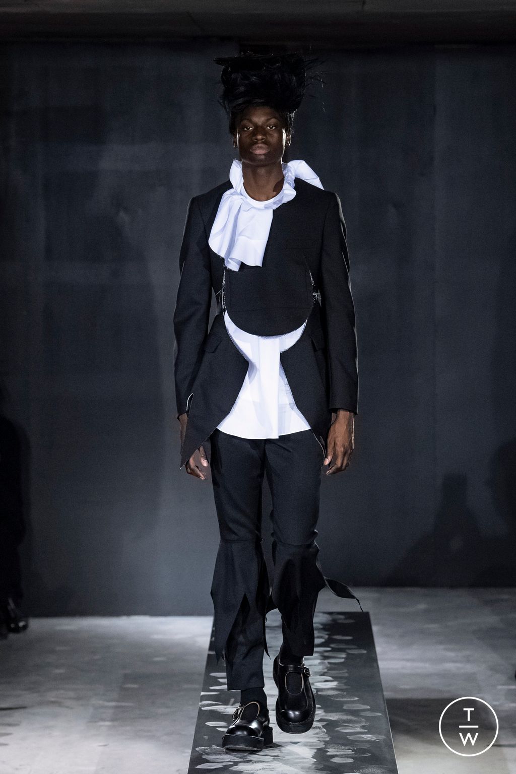 Fashion Week Paris Spring/Summer 2023 look 31 from the Comme des Garçons Homme Plus collection menswear