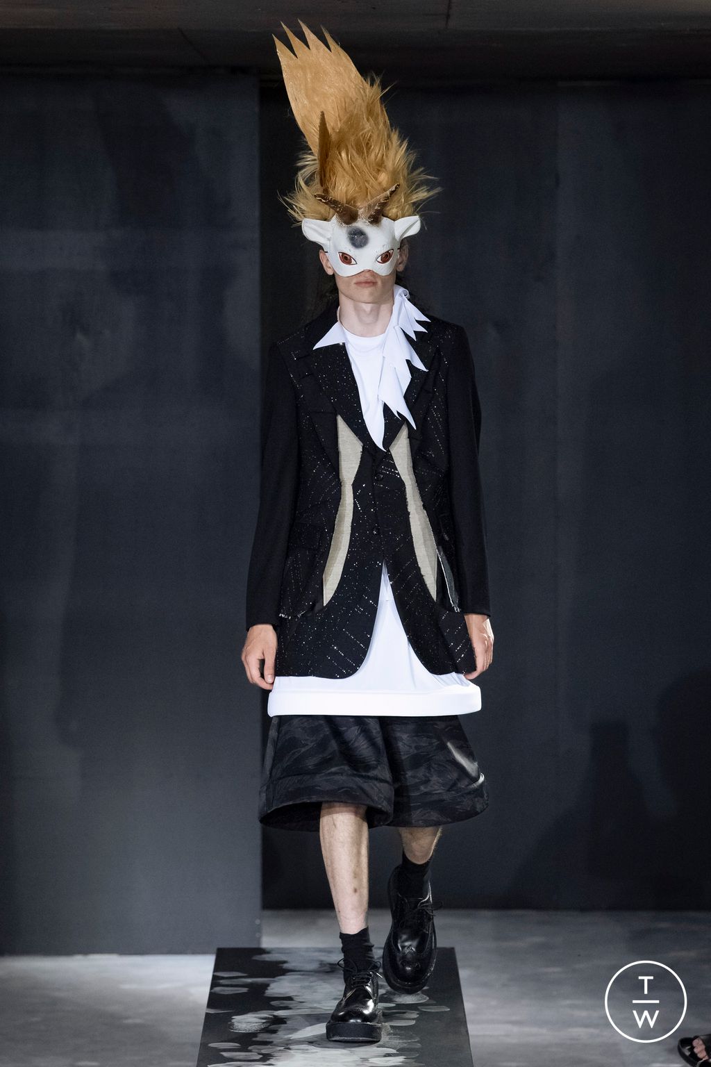 Fashion Week Paris Spring/Summer 2023 look 32 from the Comme des Garçons Homme Plus collection 男装