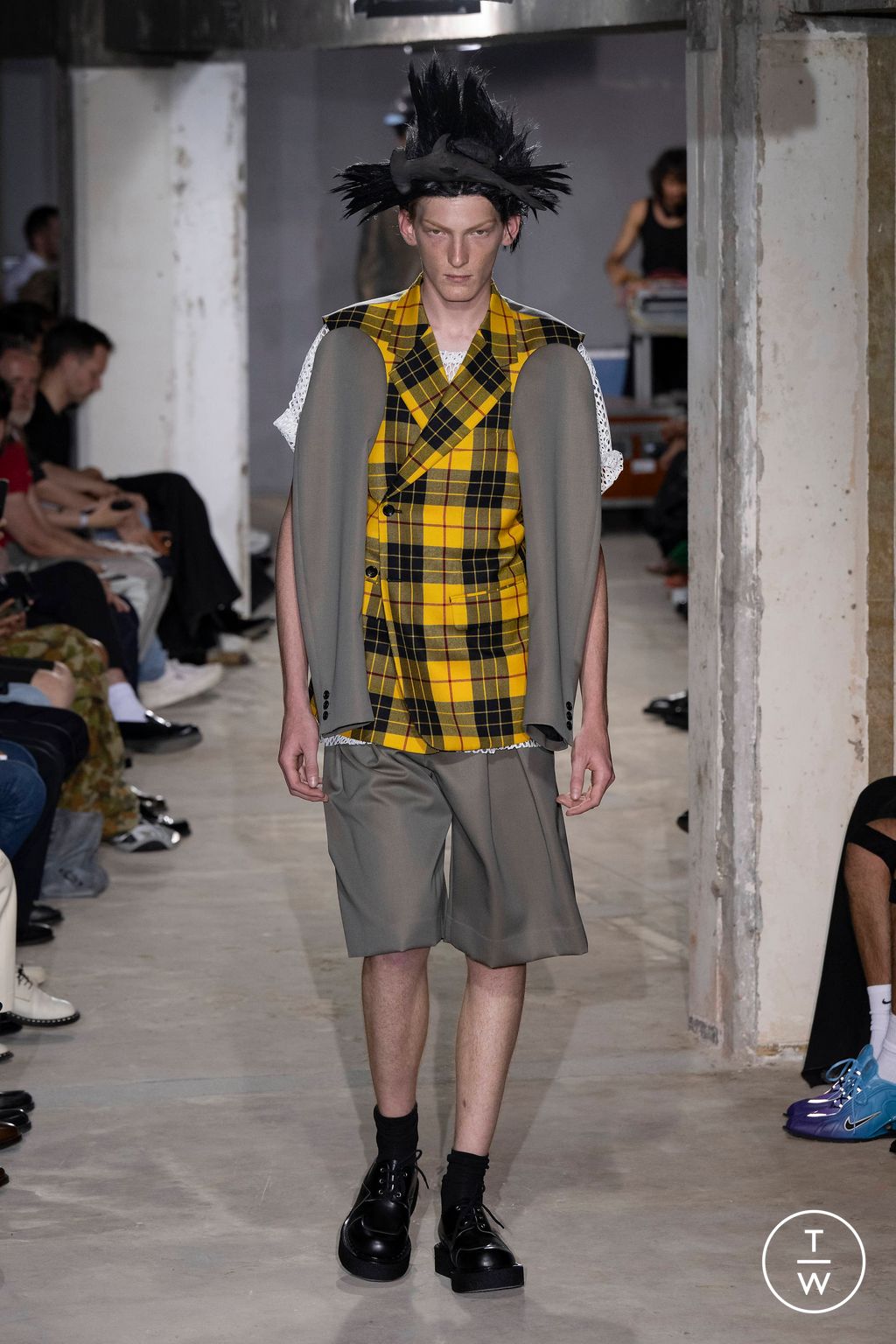 Fashion Week Paris Spring/Summer 2024 look 21 from the Comme des Garçons Homme Plus collection menswear