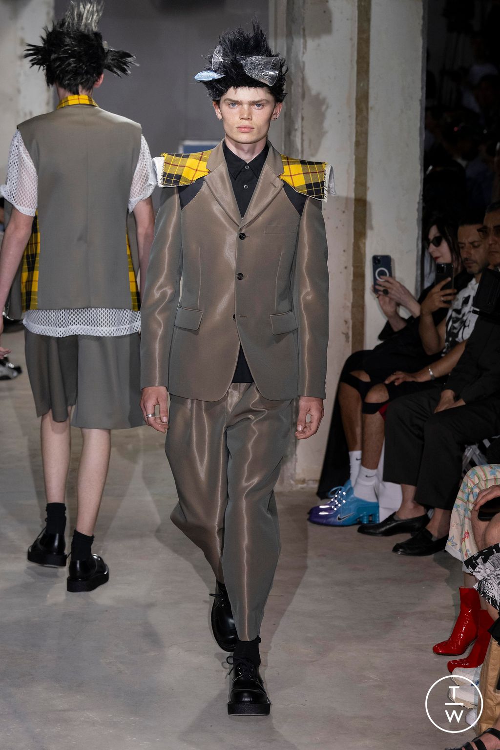 Fashion Week Paris Spring/Summer 2024 look 22 from the Comme des Garçons Homme Plus collection menswear