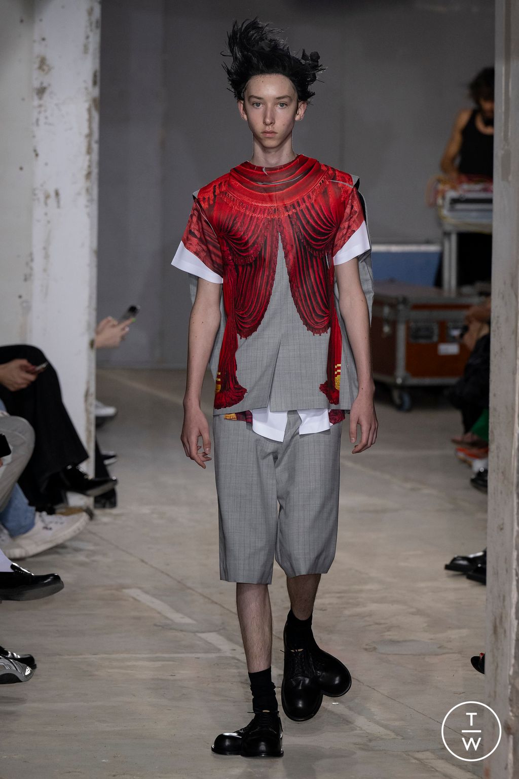 Fashion Week Paris Spring/Summer 2024 look 28 from the Comme des Garçons Homme Plus collection 男装