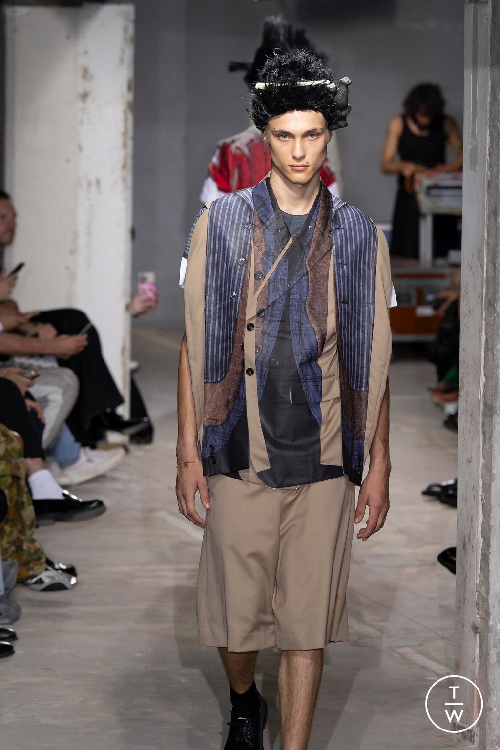 Fashion Week Paris Spring/Summer 2024 look 32 from the Comme des Garçons Homme Plus collection 男装