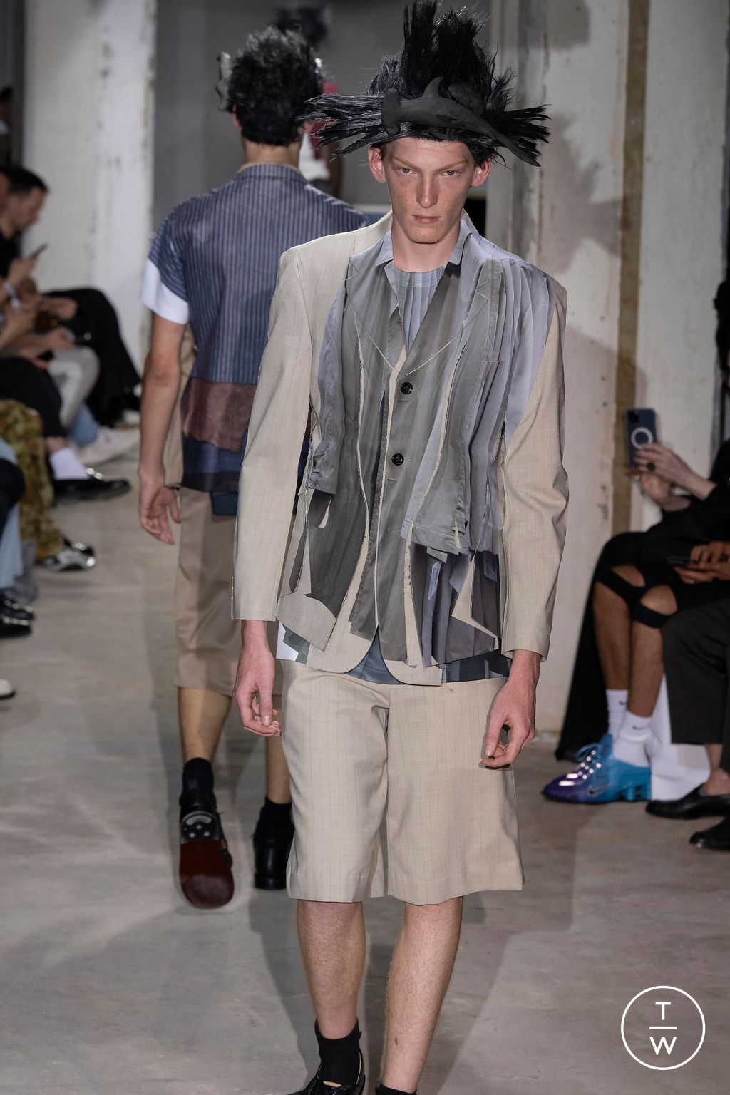 Fashion Week Paris Spring/Summer 2024 look 33 from the Comme des Garçons Homme Plus collection 男装