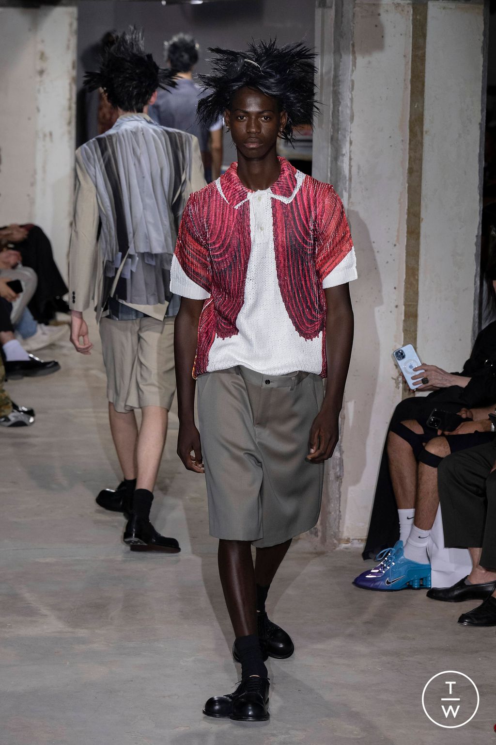 Fashion Week Paris Spring/Summer 2024 look 34 from the Comme des Garçons Homme Plus collection 男装