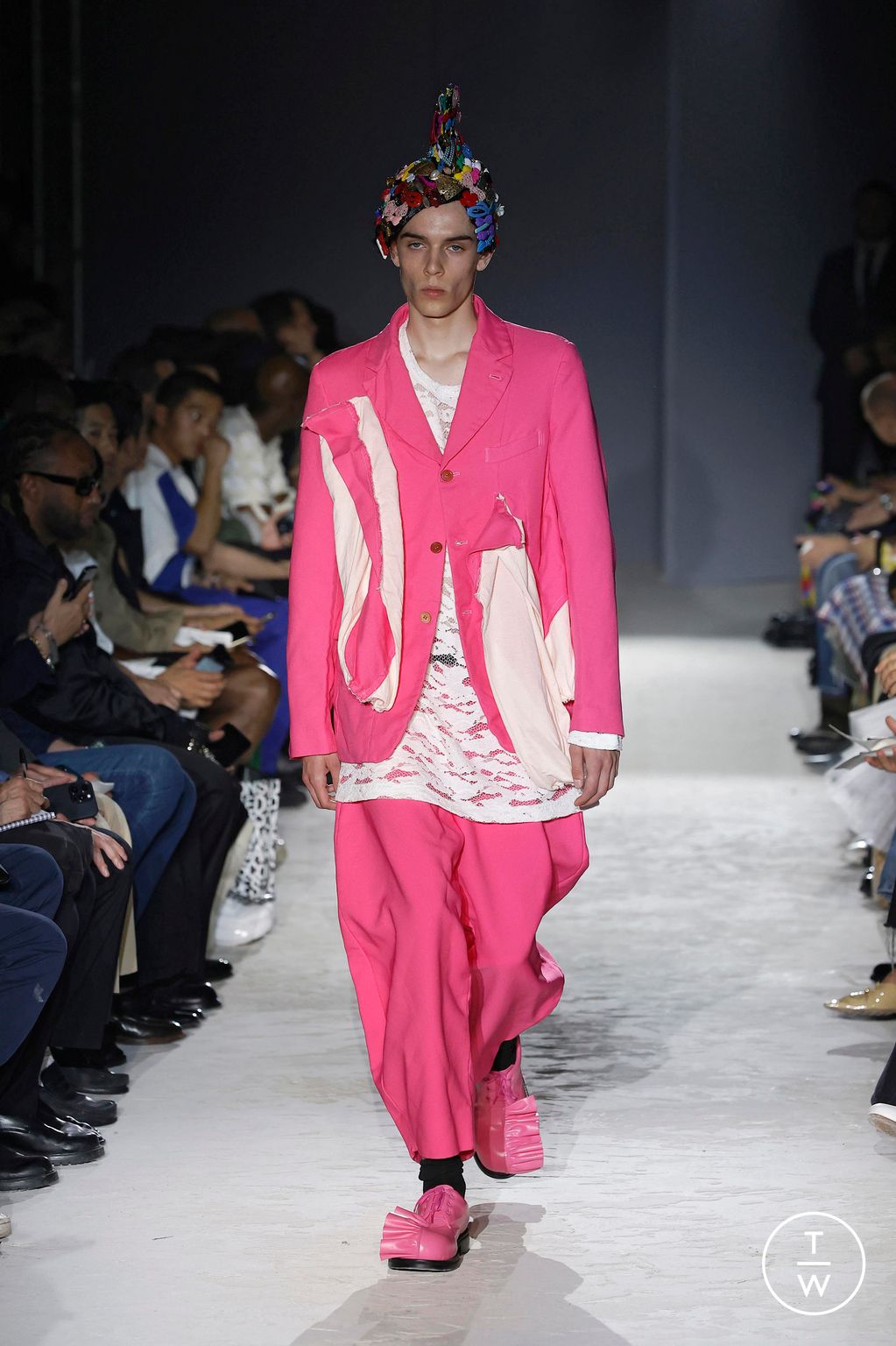 Fashion Week Paris Spring-Summer 2025 look 28 from the Comme des Garçons Homme Plus collection menswear