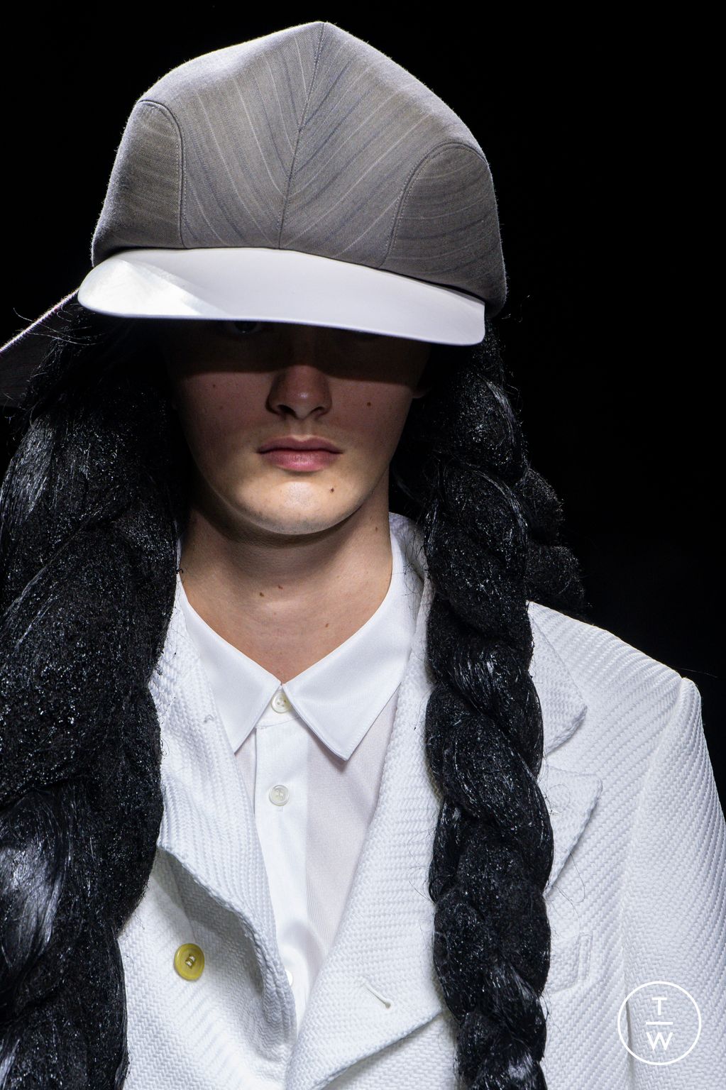 Fashion Week Paris Spring/Summer 2026 look 2 de la collection Comme des Garçons Homme Plus menswear accessories