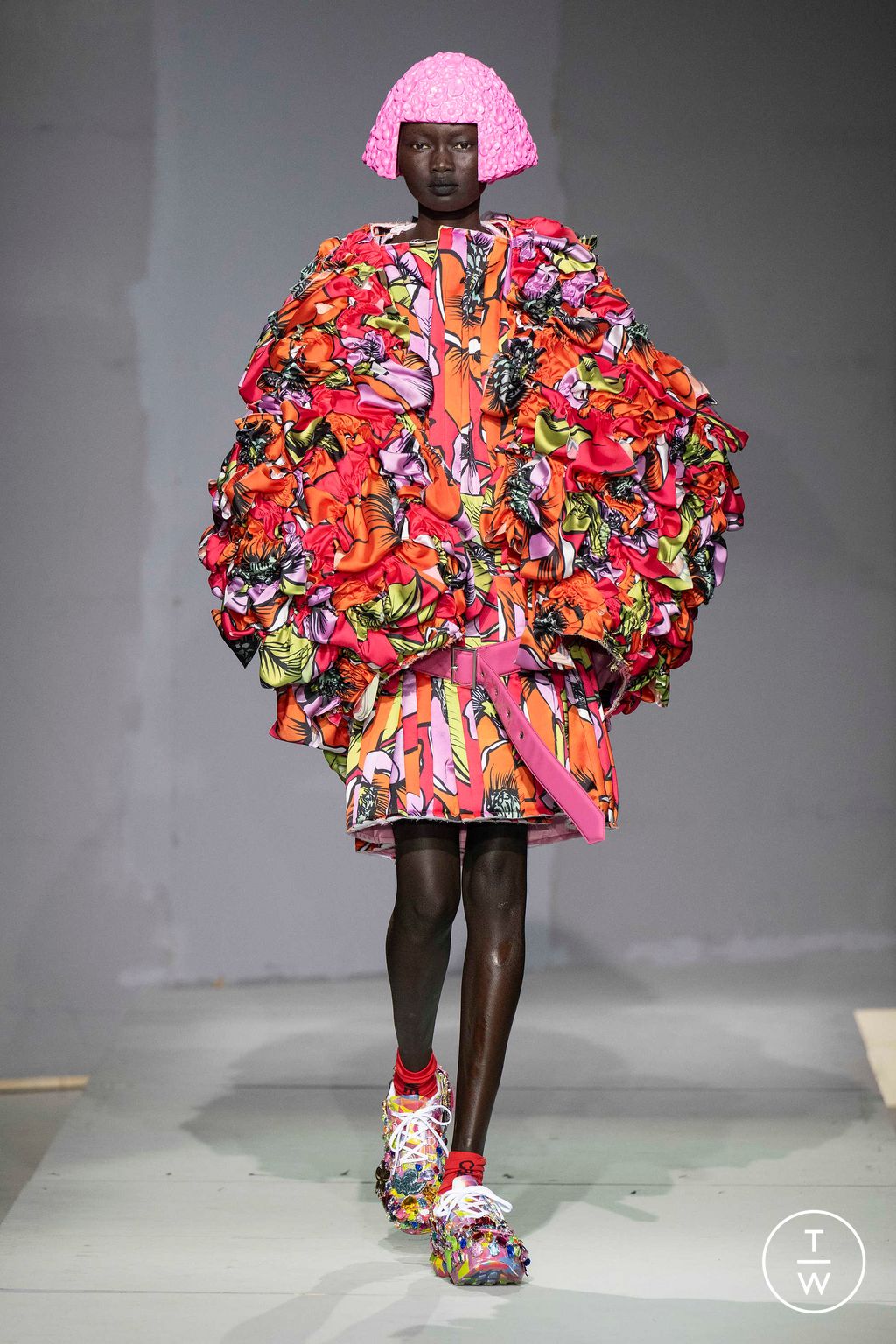 Fashion Week Paris Spring/Summer 2024 look 1 from the Comme des Garçons collection 女装