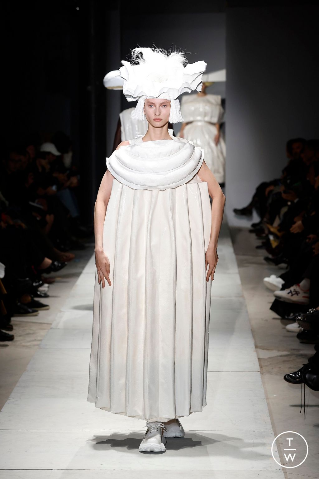 Fashion Week Paris Spring/Summer 2025 look 2 de la collection Comme des Garçons womenswear