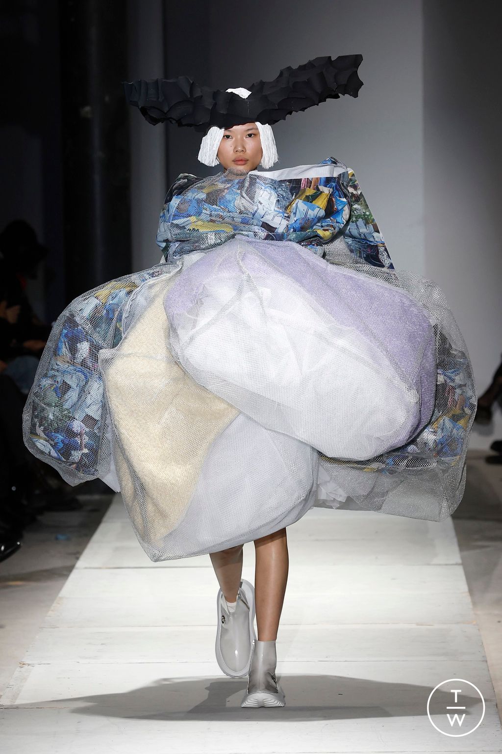 Fashion Week Paris Spring-Summer 2025 look 4 de la collection Comme des Garçons womenswear