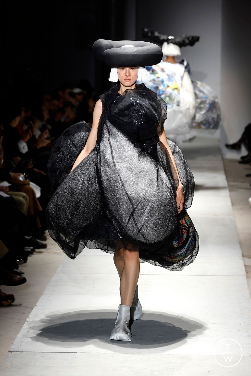 Fashion Week Paris Spring-Summer 2025 look 5 from the Comme des Garçons collection 女装