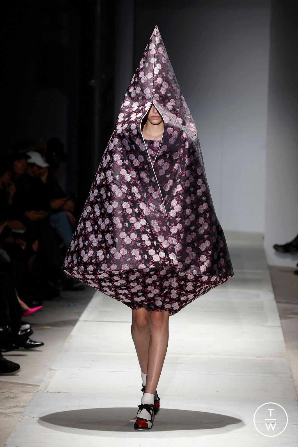 Fashion Week Paris Spring/Summer 2025 look 8 from the Comme des Garçons collection 女装