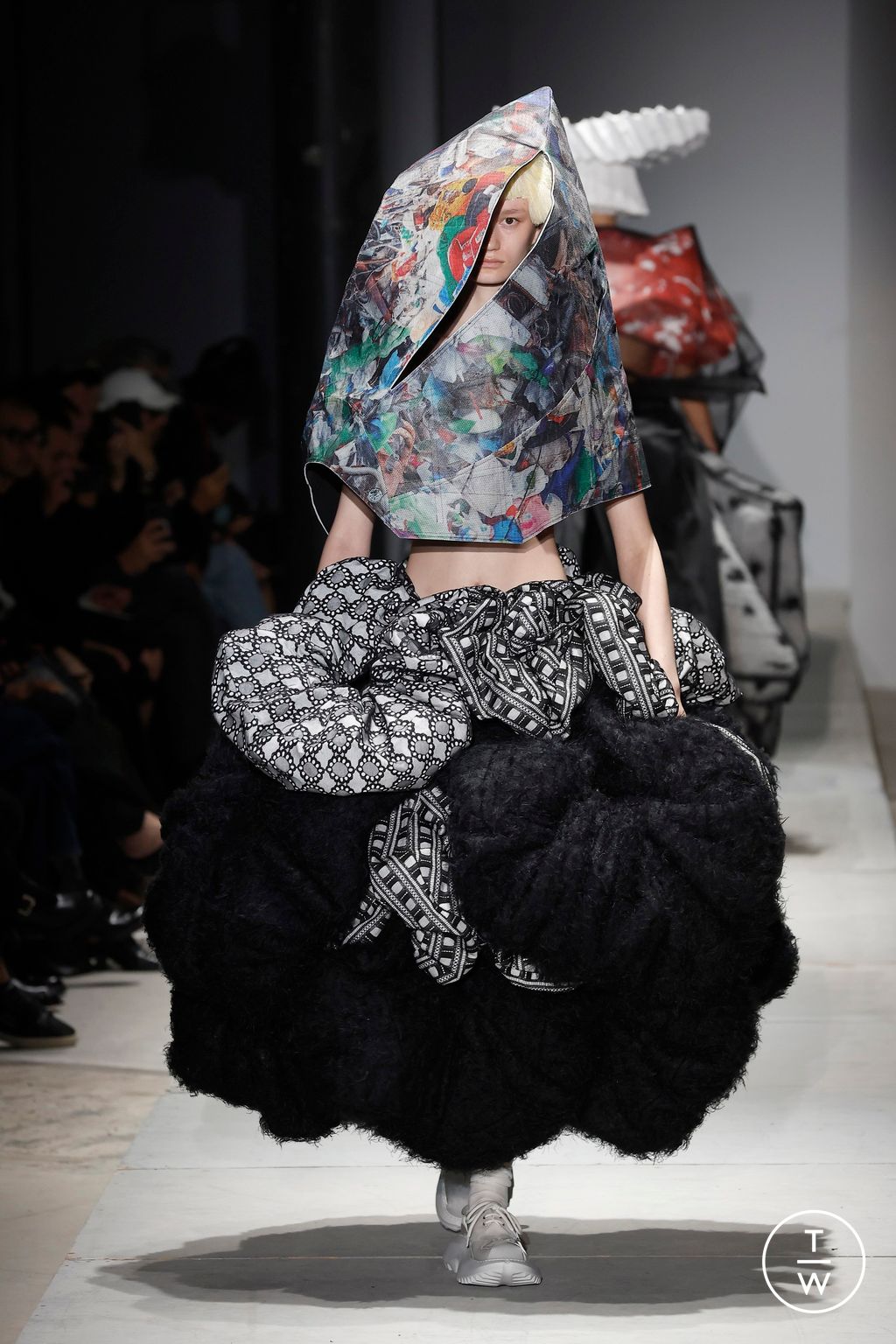 Fashion Week Paris Spring-Summer 2025 look 14 from the Comme des Garçons collection 女装