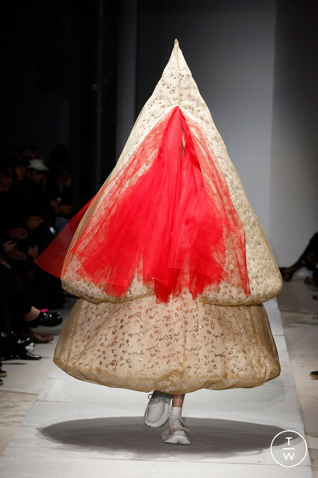 Fashion Week Paris Spring/Summer 2025 look 15 de la collection Comme des Garçons womenswear