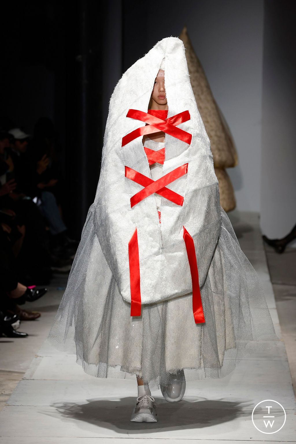 Fashion Week Paris Spring/Summer 2025 look 16 de la collection Comme des Garçons womenswear
