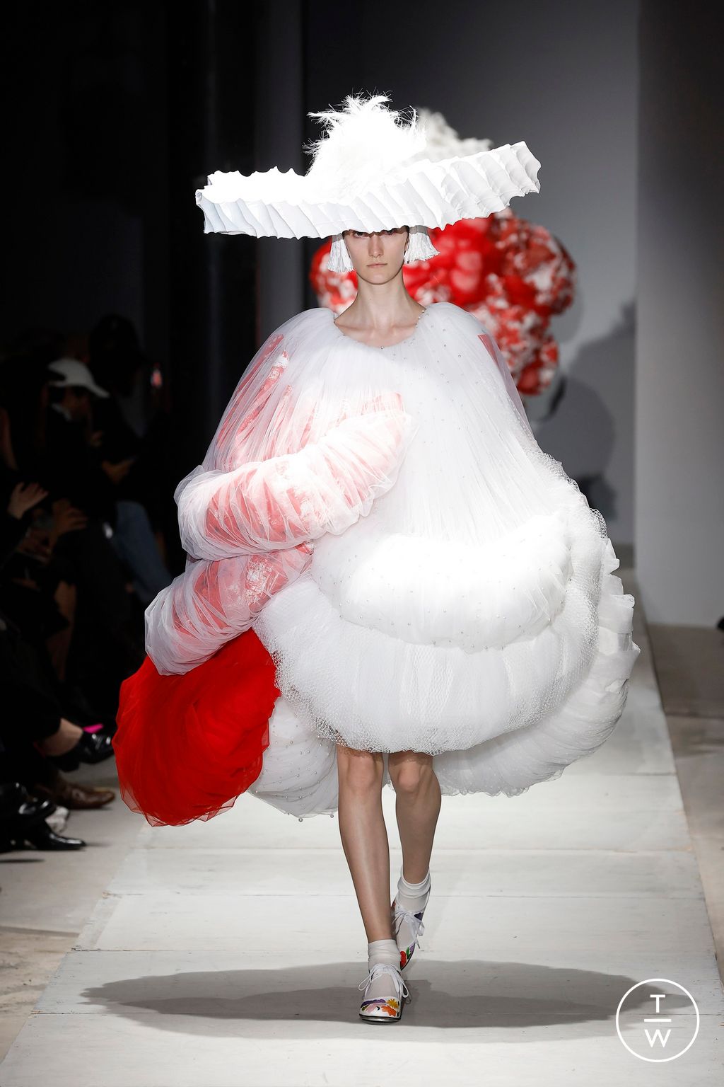 Fashion Week Paris Spring-Summer 2025 look 19 from the Comme des Garçons collection 女装