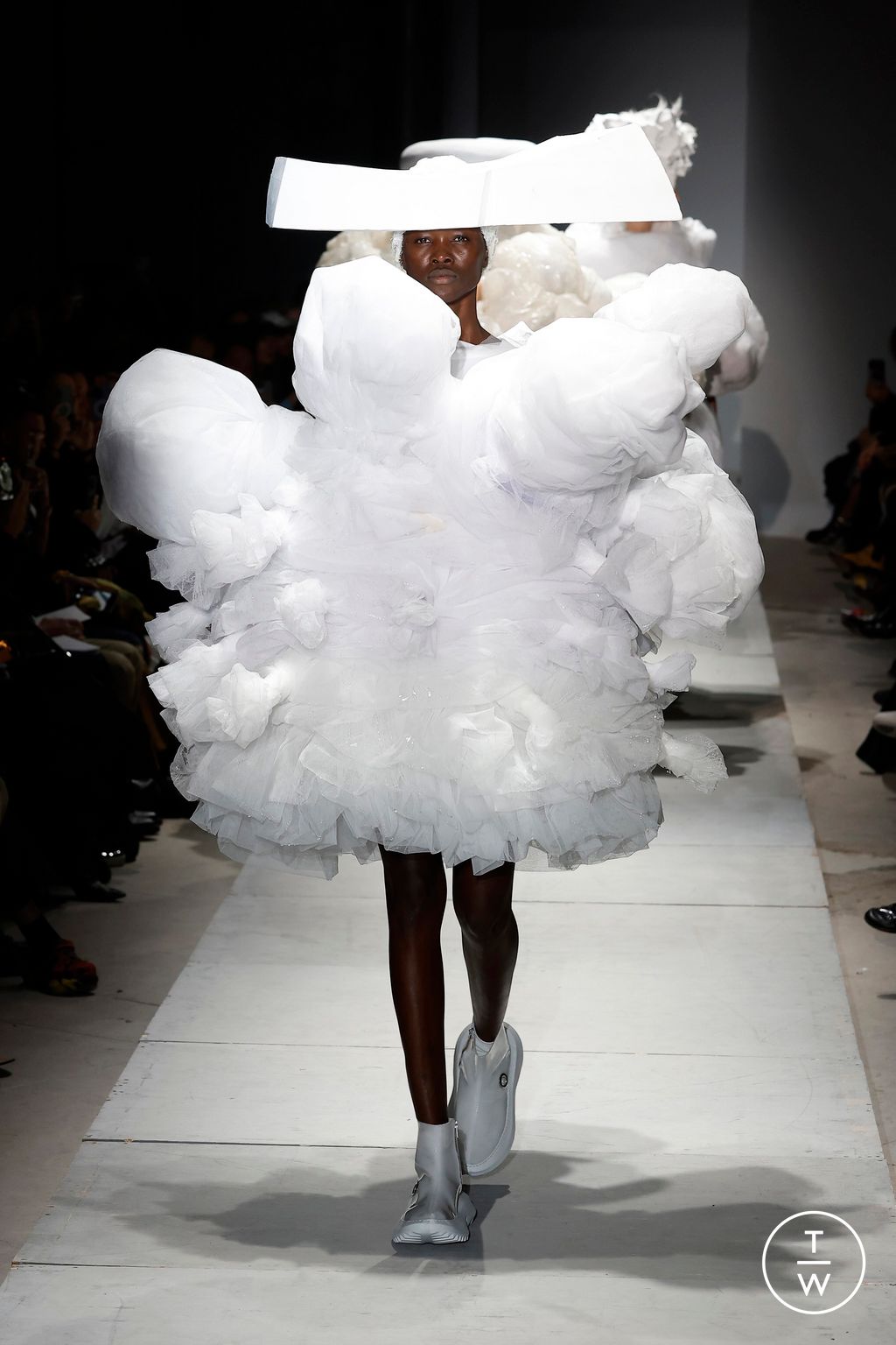 Fashion Week Paris Spring-Summer 2025 look 23 from the Comme des Garçons collection 女装