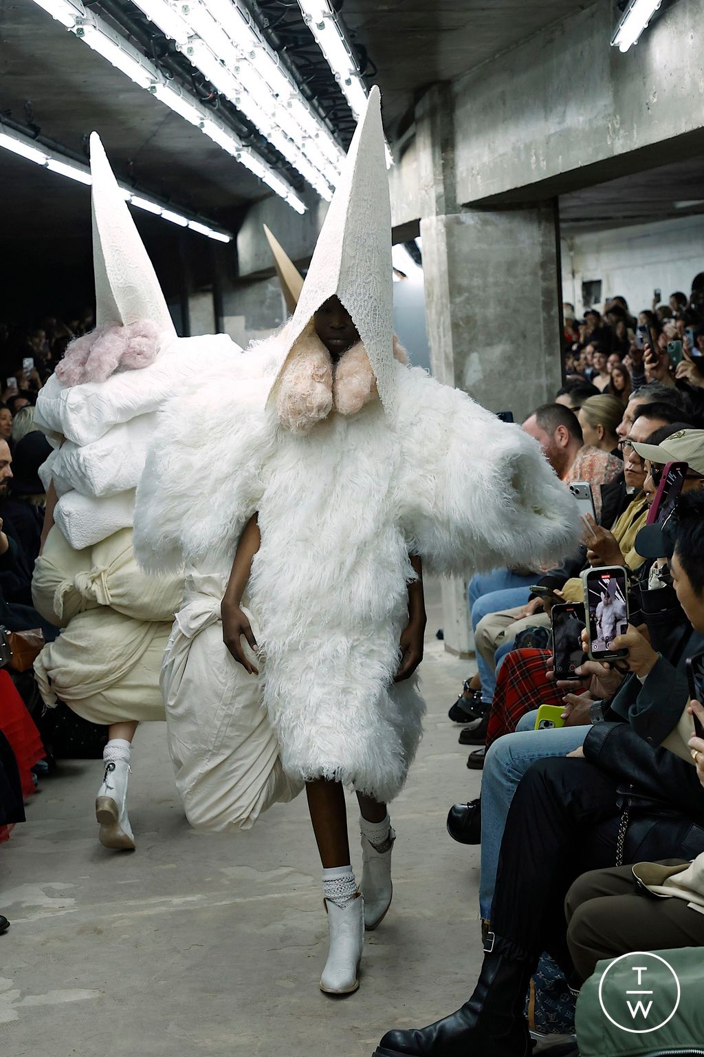 Fashion Week Paris Spring/Summer 2026 look 24 from the Comme des Garçons collection 女装