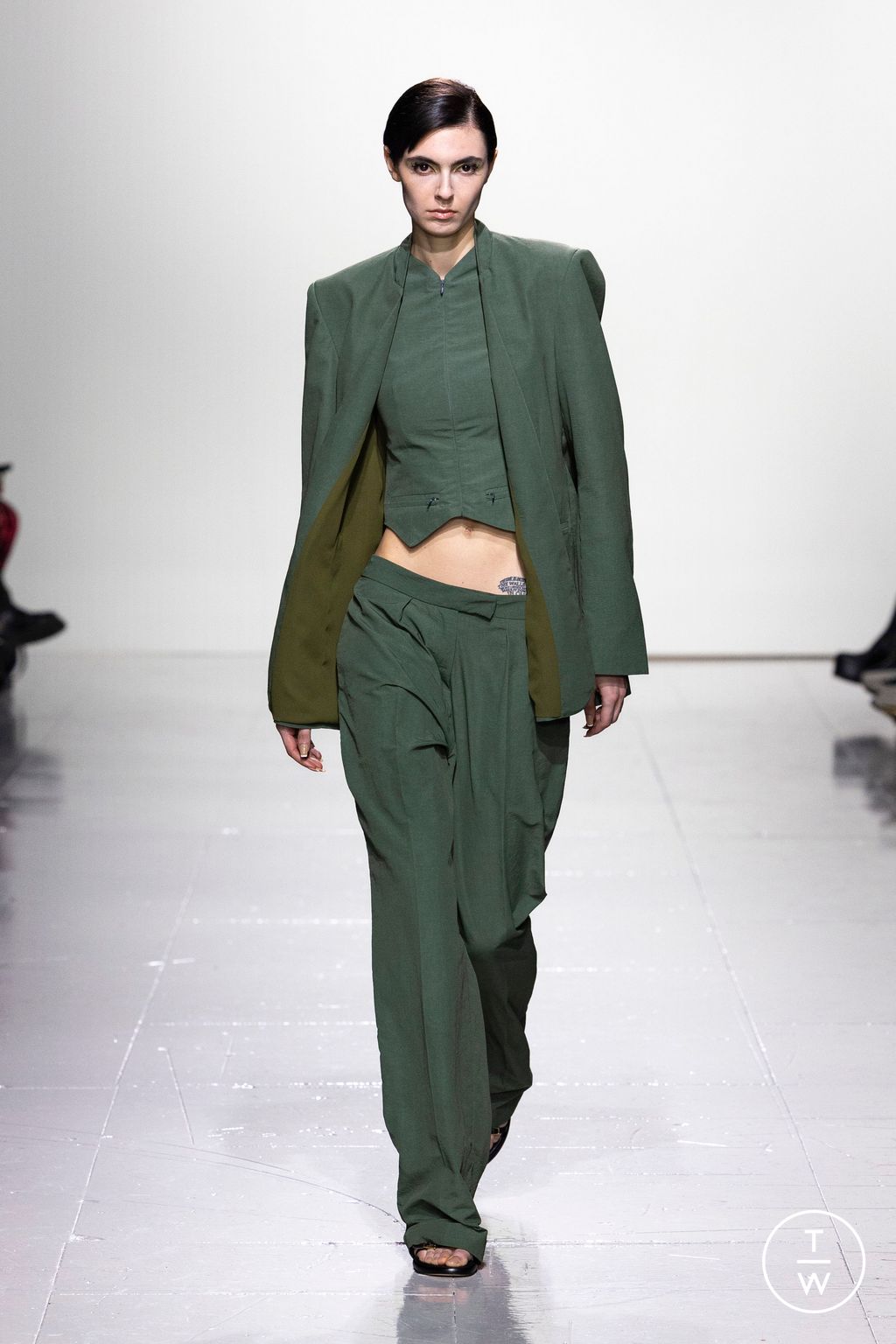 Fashion Week London Fall/Winter 2023 look 1 from the Conner Ives collection 女装