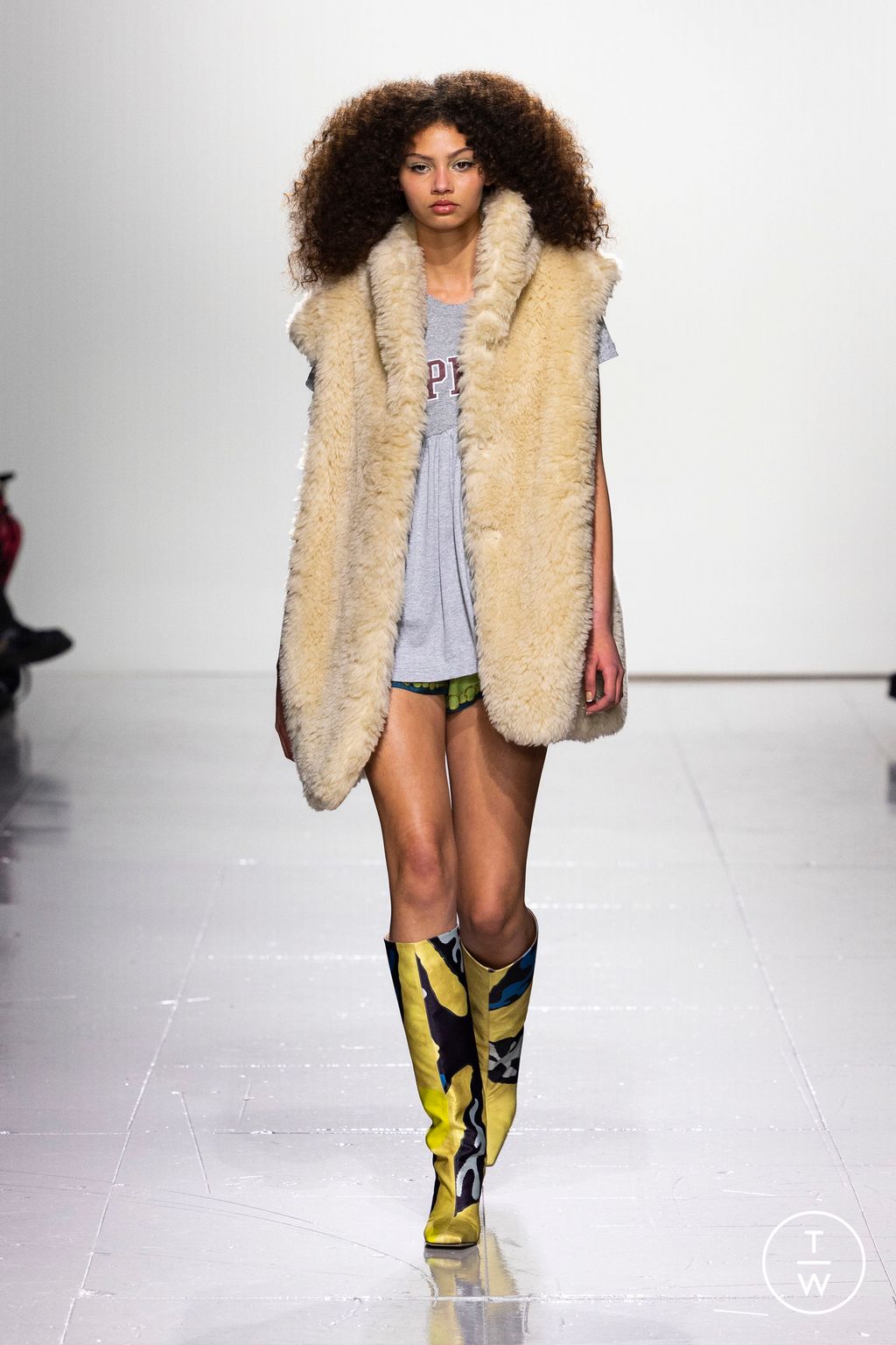 Fashion Week London Fall/Winter 2023 look 2 de la collection Conner Ives womenswear