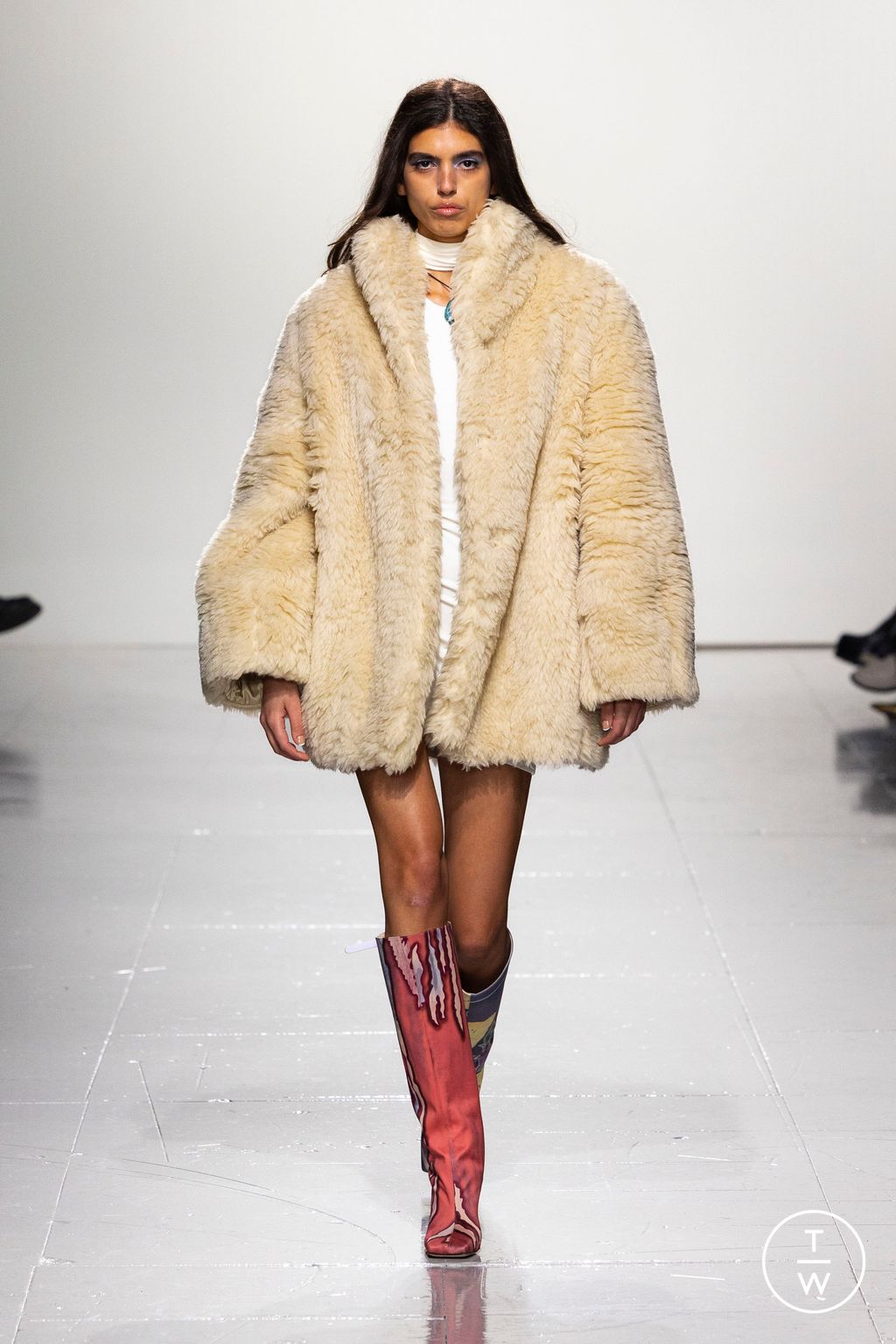 Fashion Week London Fall/Winter 2023 look 24 from the Conner Ives collection 女装