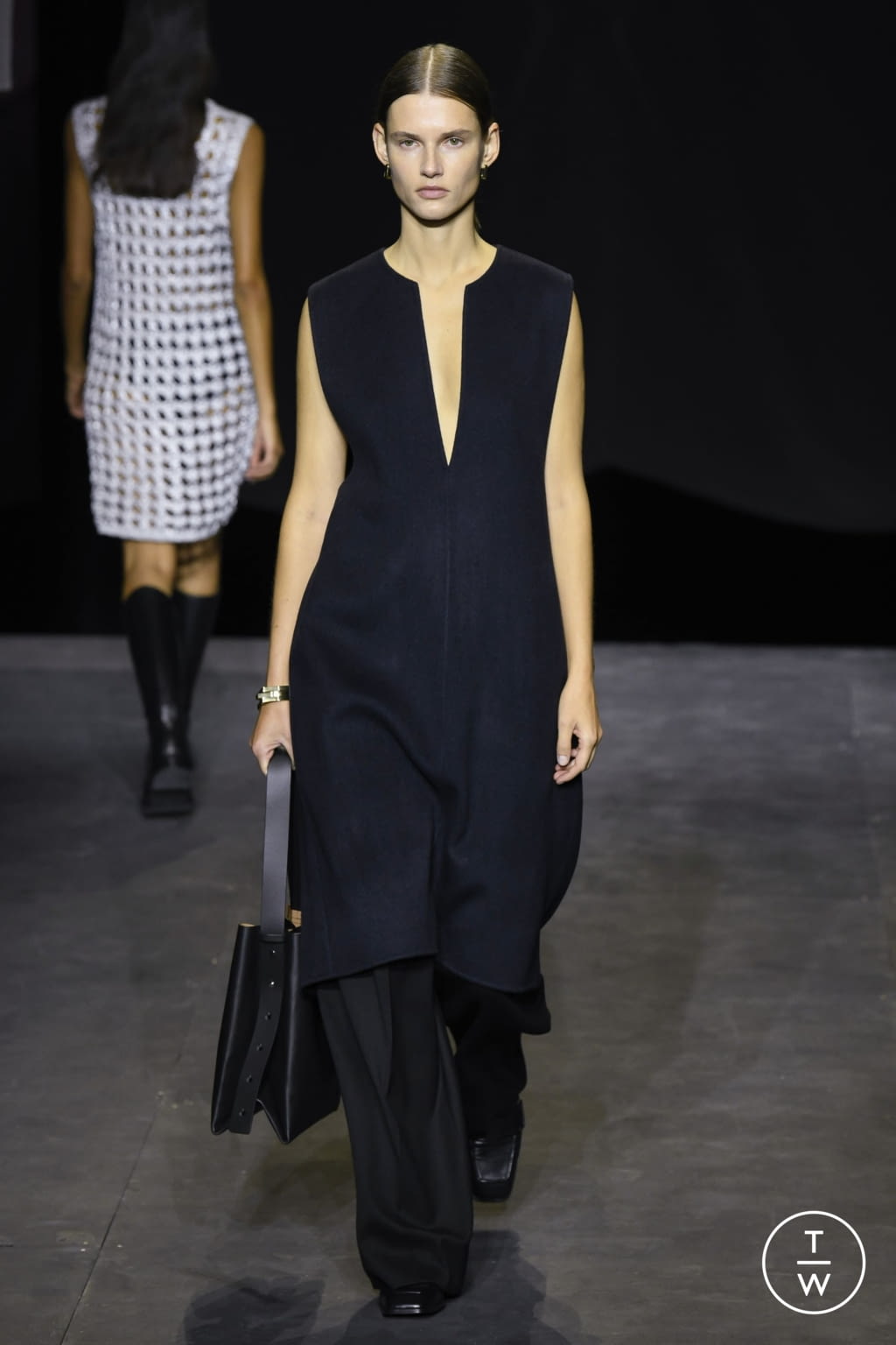 Fashion Week London Fall/Winter 2021 look 31 from the Cos collection womenswear