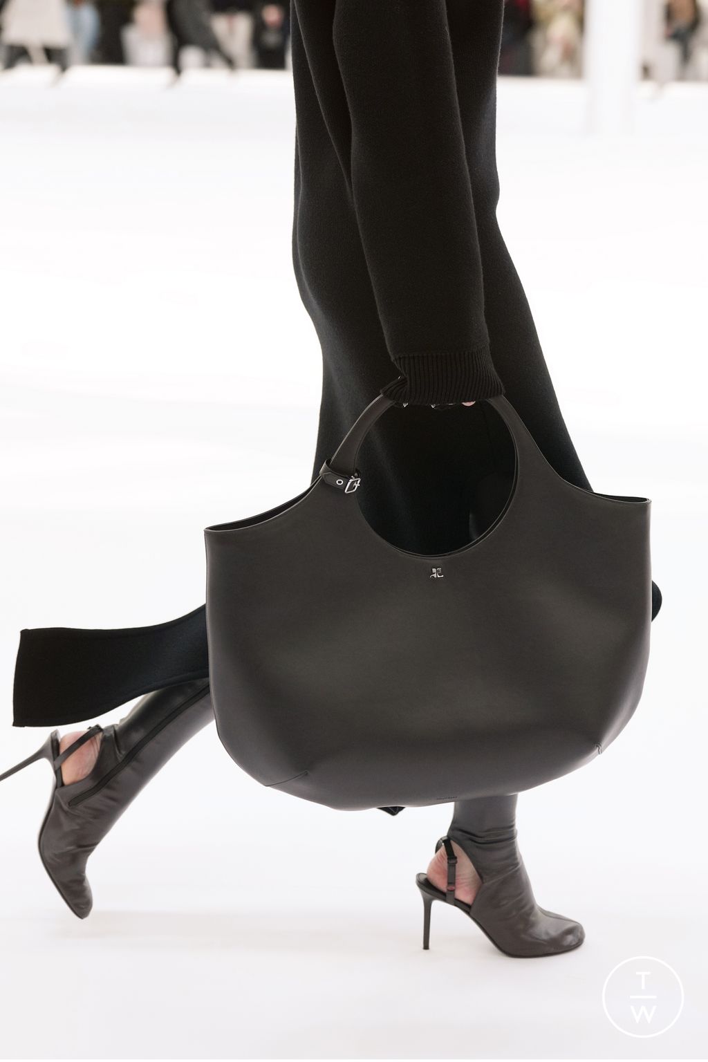 Fashion Week Paris Fall/Winter 2024 look 4 from the Courrèges collection womenswear accessories