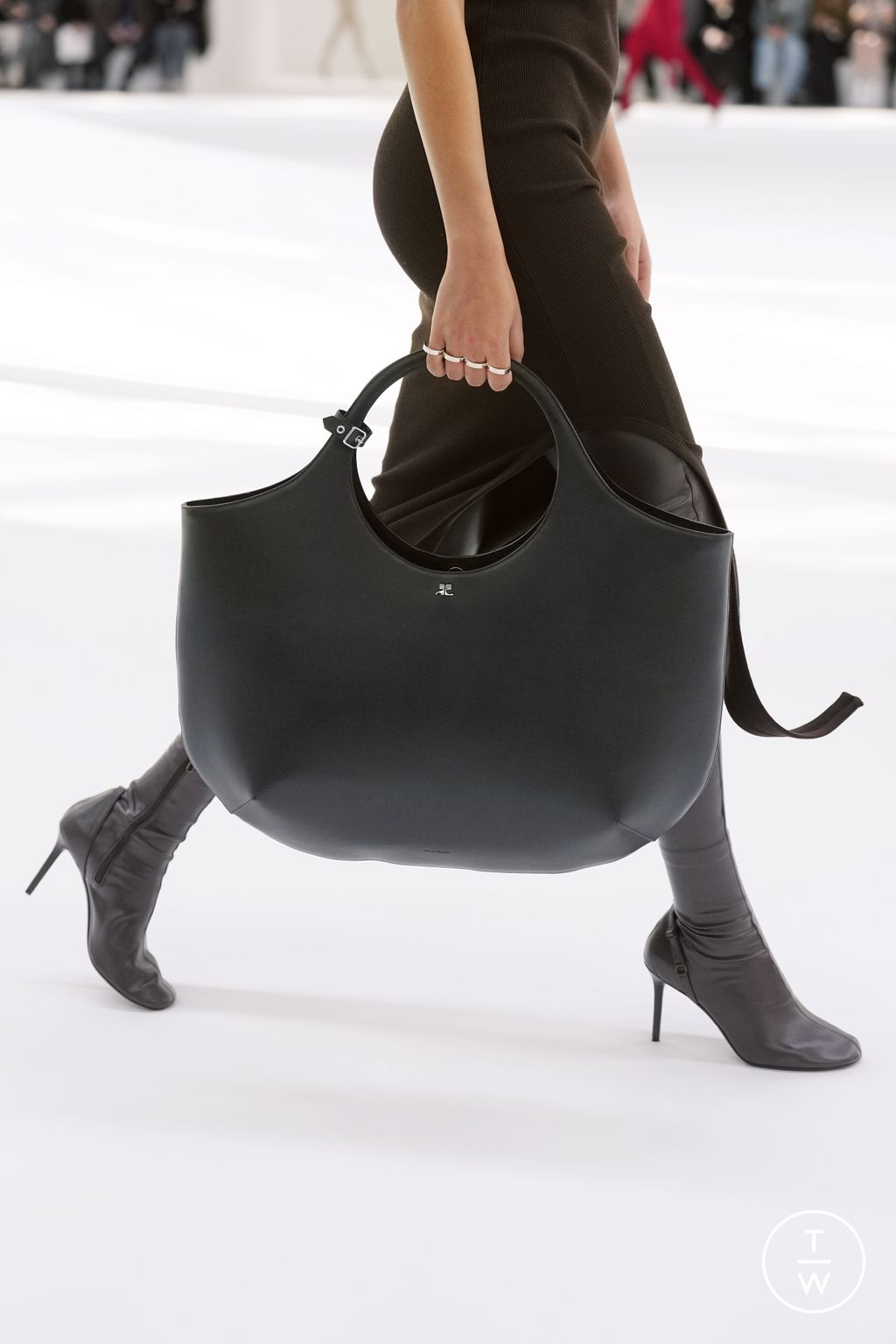 Fashion Week Paris Fall/Winter 2024 look 5 from the Courrèges collection 女装配饰