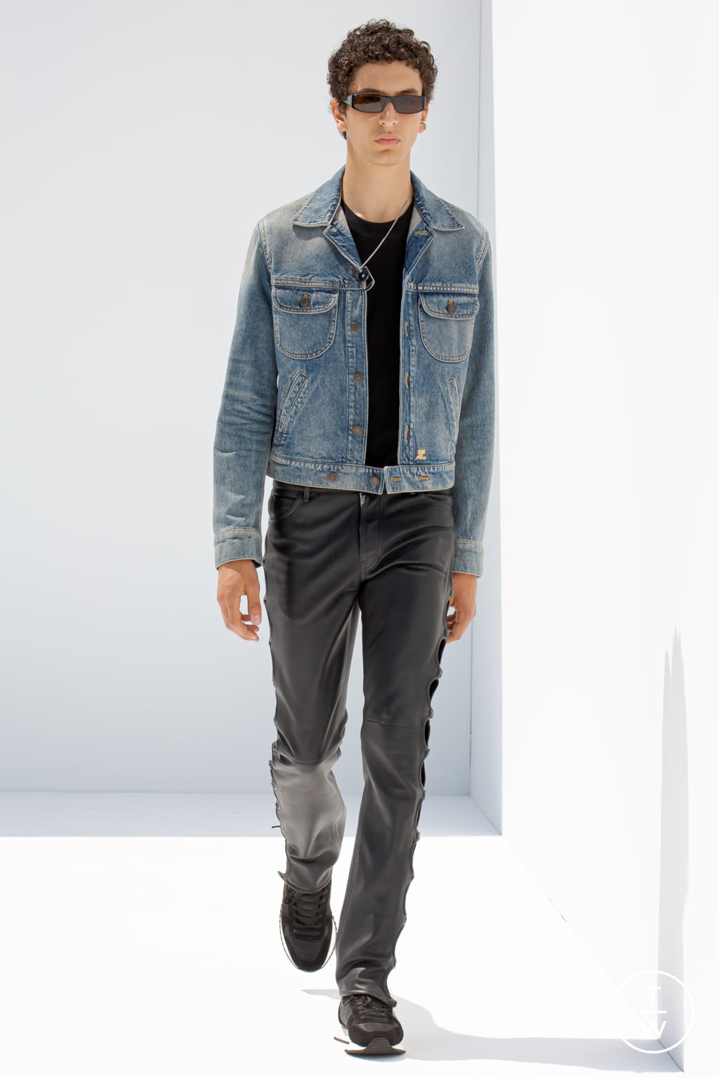 Fashion Week Paris Spring/Summer 2022 look 11 from the Courrèges collection 男装