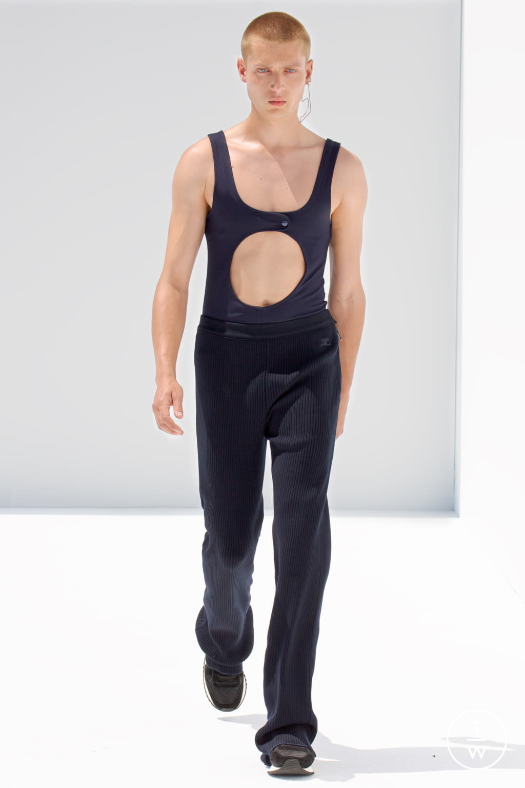 Fashion Week Paris Spring/Summer 2022 look 20 from the Courrèges collection 男装