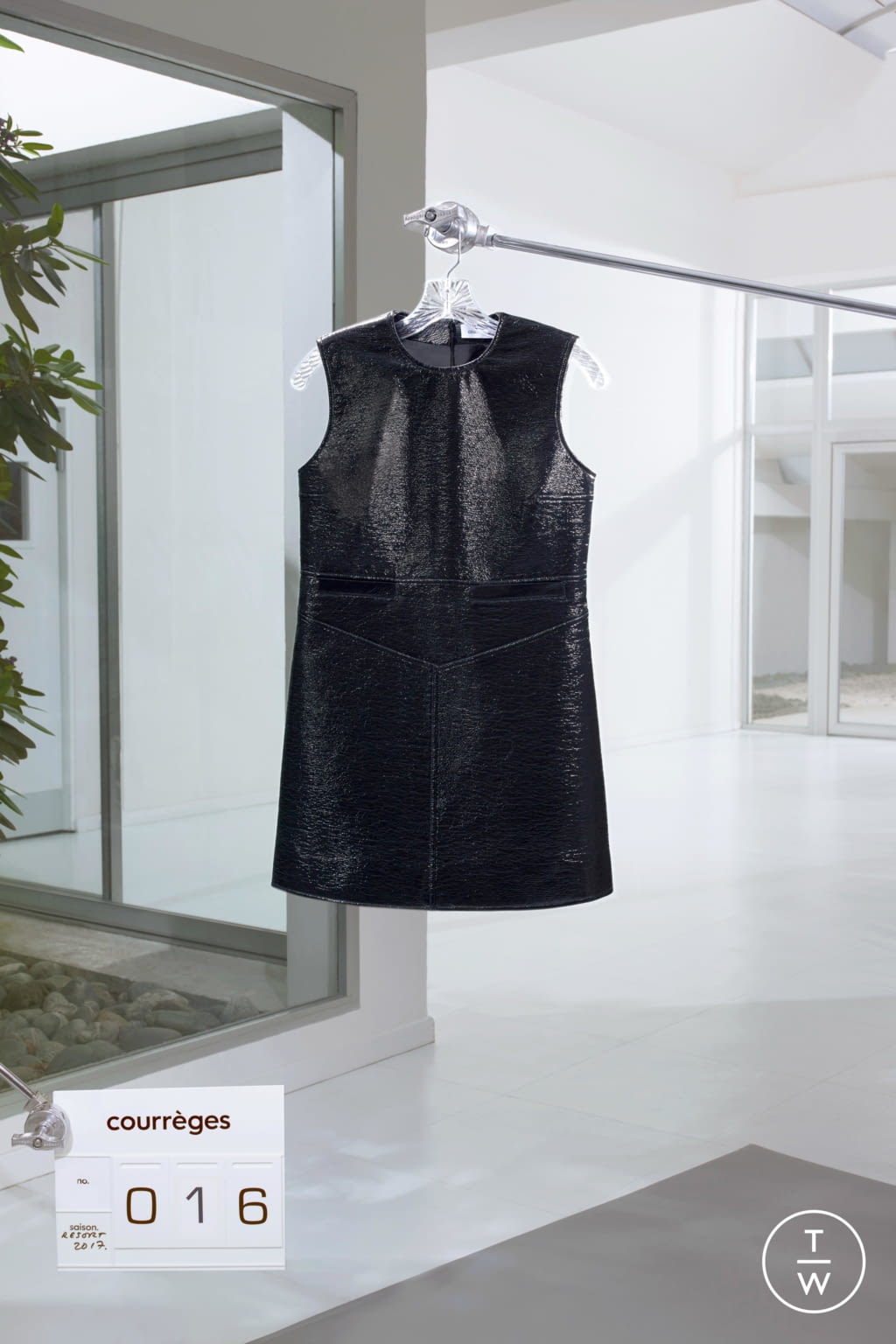 Fashion Week Paris Resort 2017 look 16 from the Courrèges collection womenswear