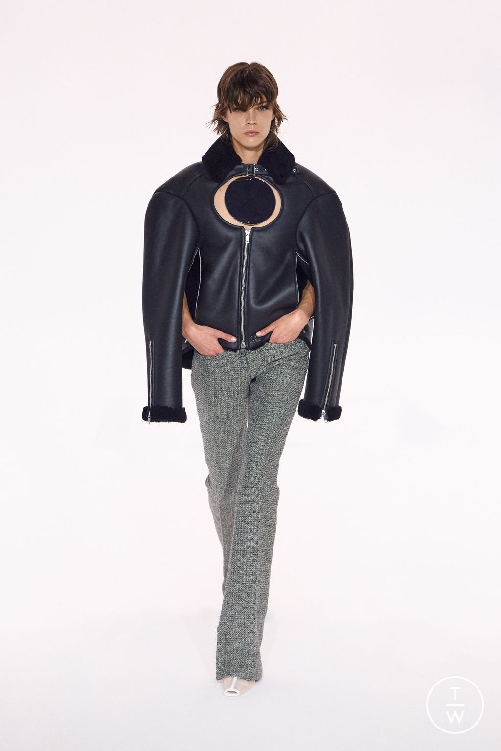 Fashion Week Paris Fall/Winter 2023 look 7 de la collection Courrèges womenswear